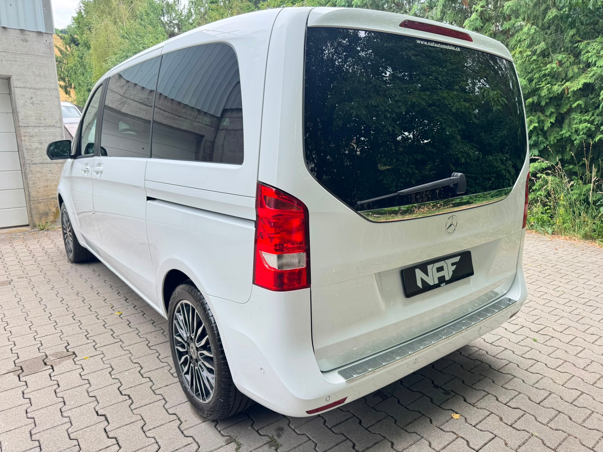 MERCEDES-BENZ V 220 d kompakt 4Matic 7G-Tronic-image-3