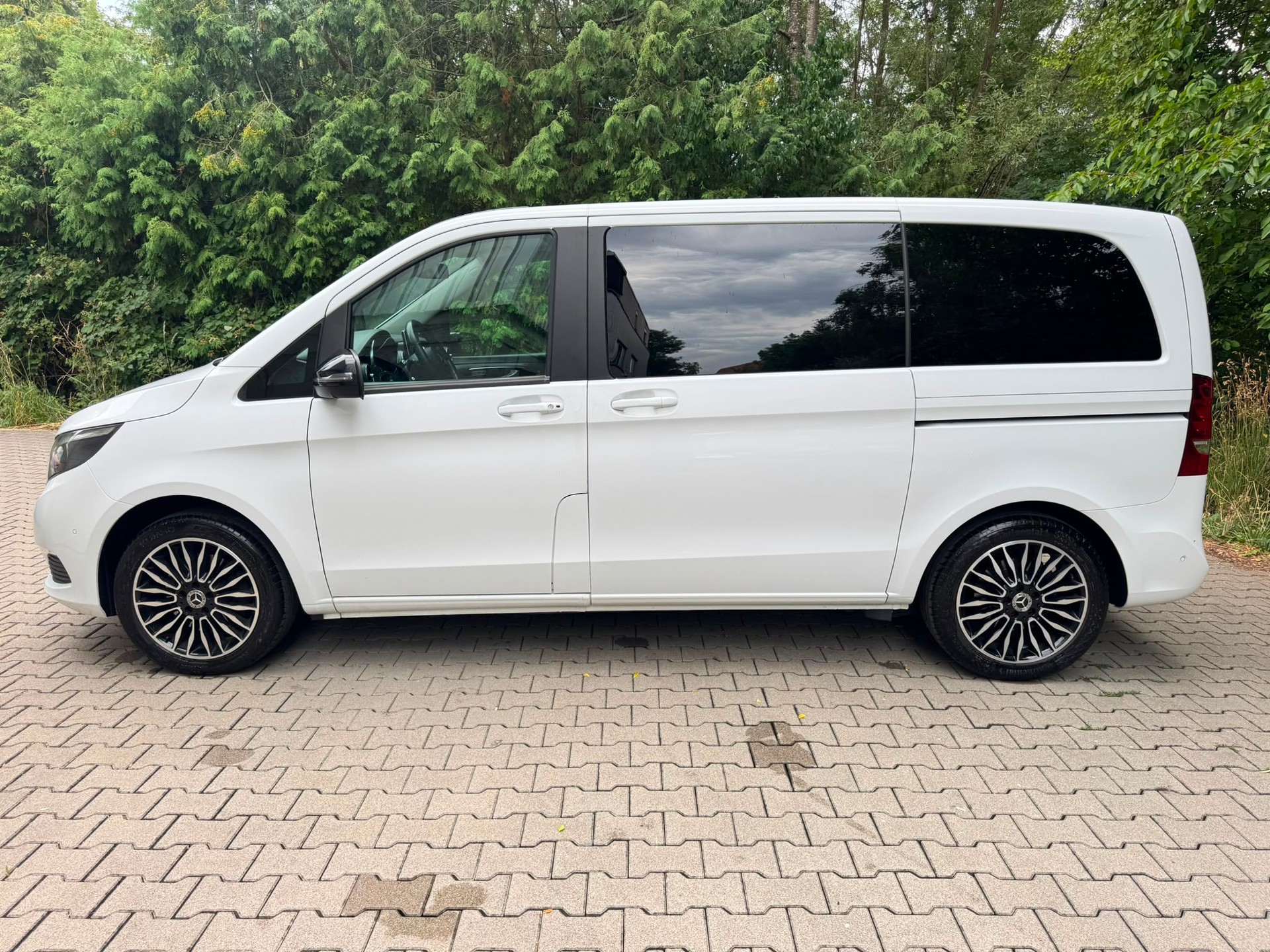 MERCEDES-BENZ V 220 d kompakt 4Matic 7G-Tronic-image-1