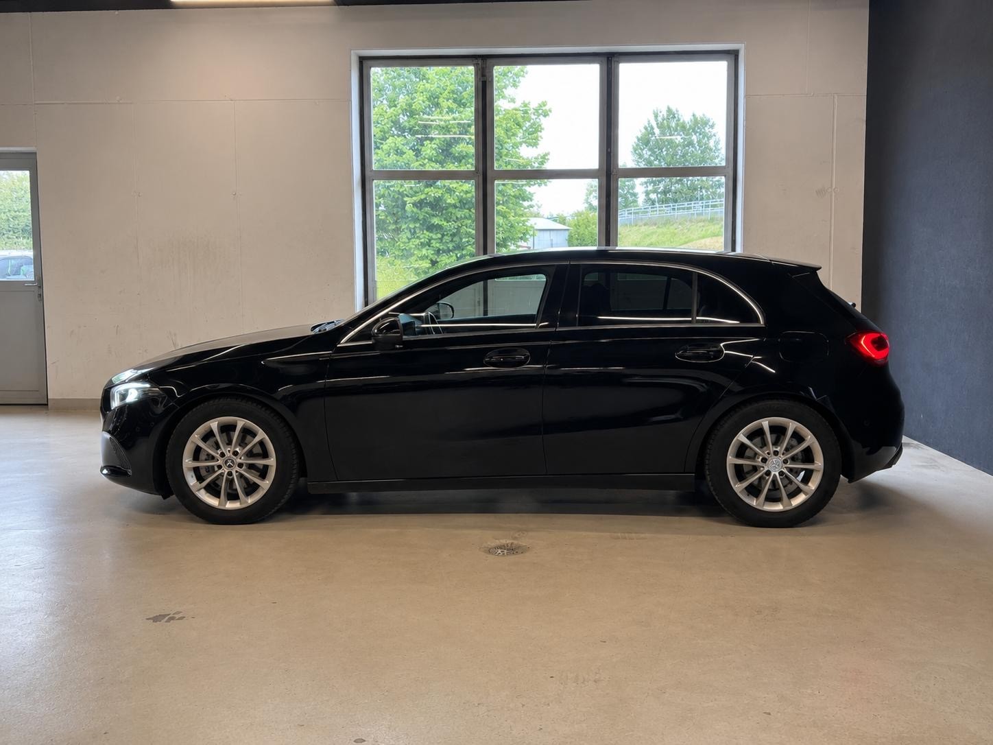 MERCEDES-BENZ A 180 | CH-Fahrzeug | Elegantes Luxus-Interieur-image-5