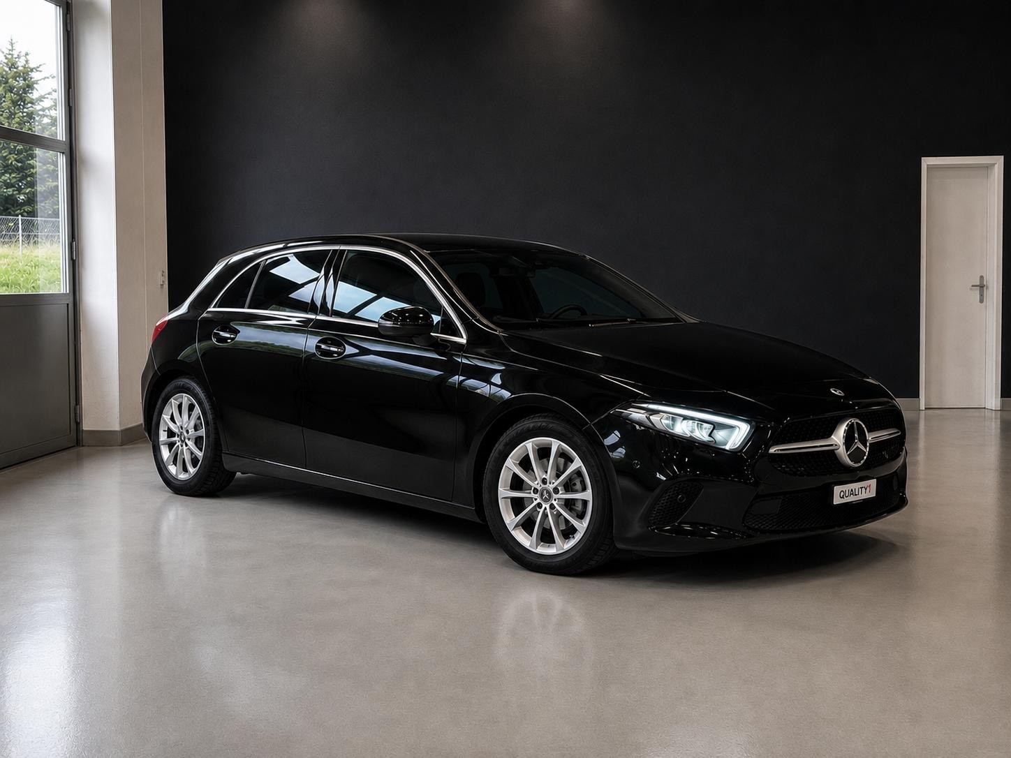 MERCEDES-BENZ A 180 | CH-Fahrzeug | Elegantes Luxus-Interieur-image-3
