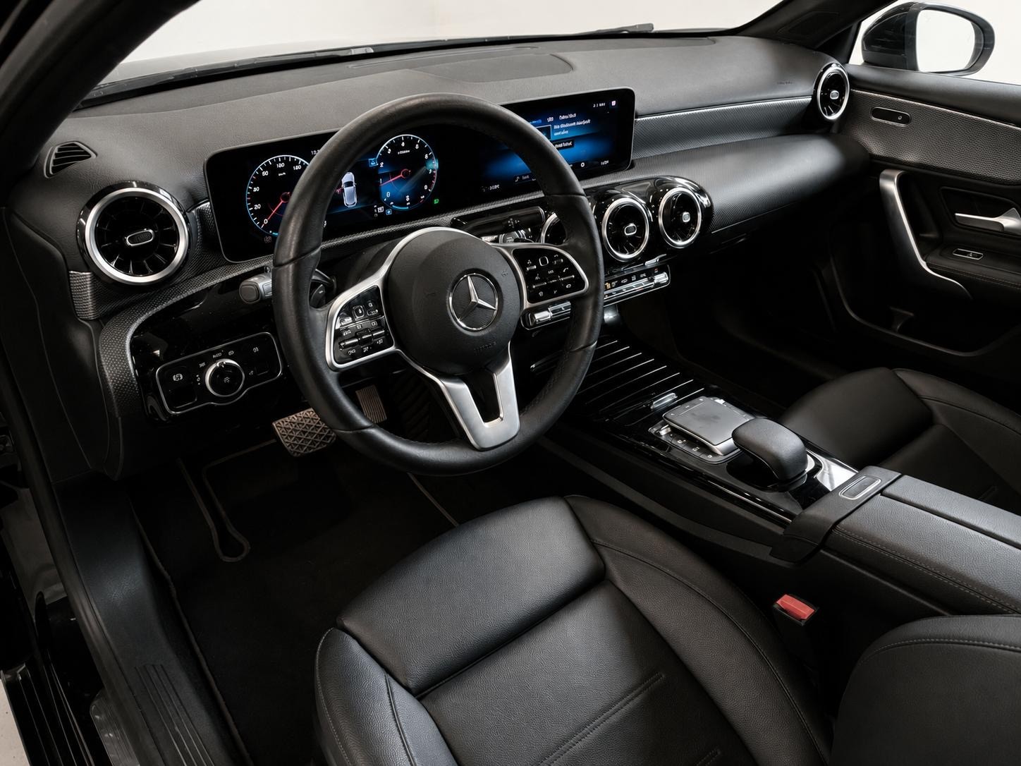 MERCEDES-BENZ A 180 | CH-Fahrzeug | Elegantes Luxus-Interieur-image-9