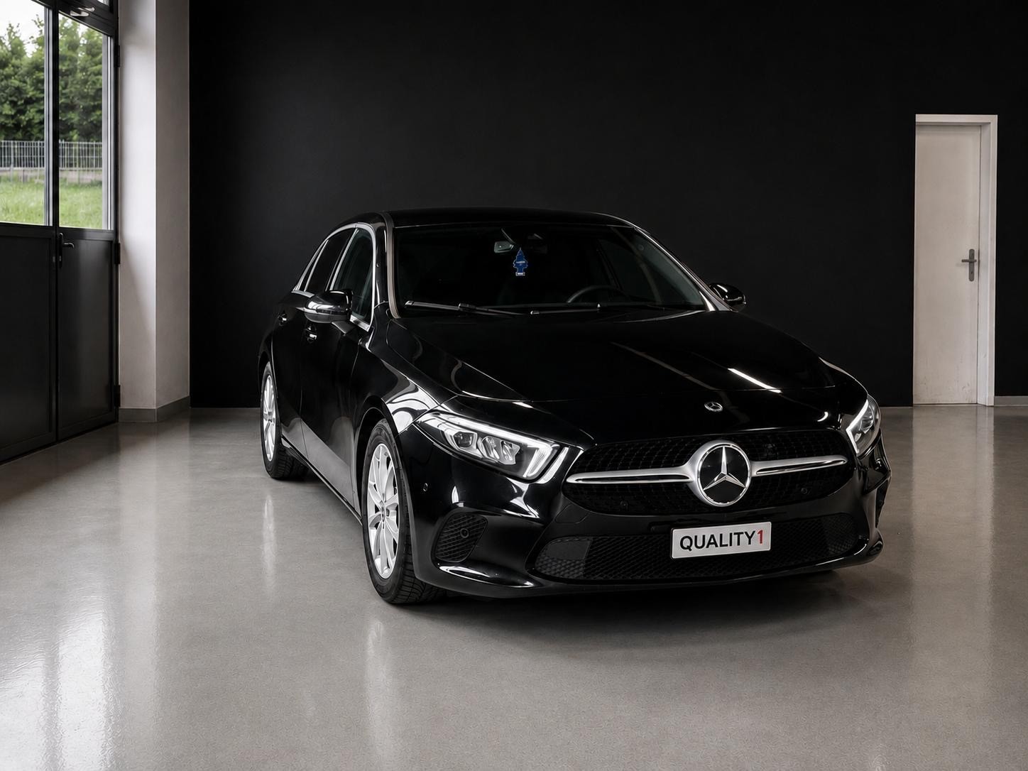 MERCEDES-BENZ A 180 | CH-Fahrzeug | Elegantes Luxus-Interieur-image-0