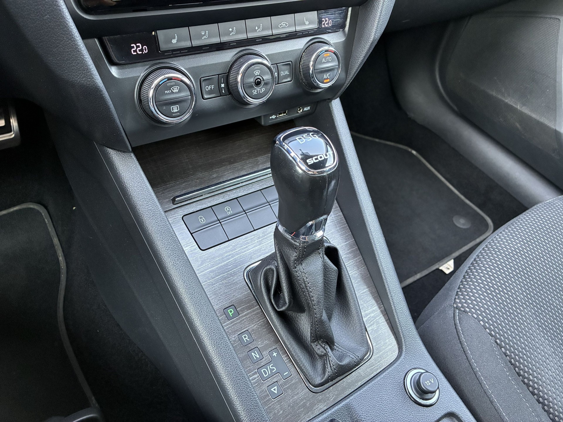 SKODA Octavia Combi 2.0 TDI Scout 4x4 DSG-image-12