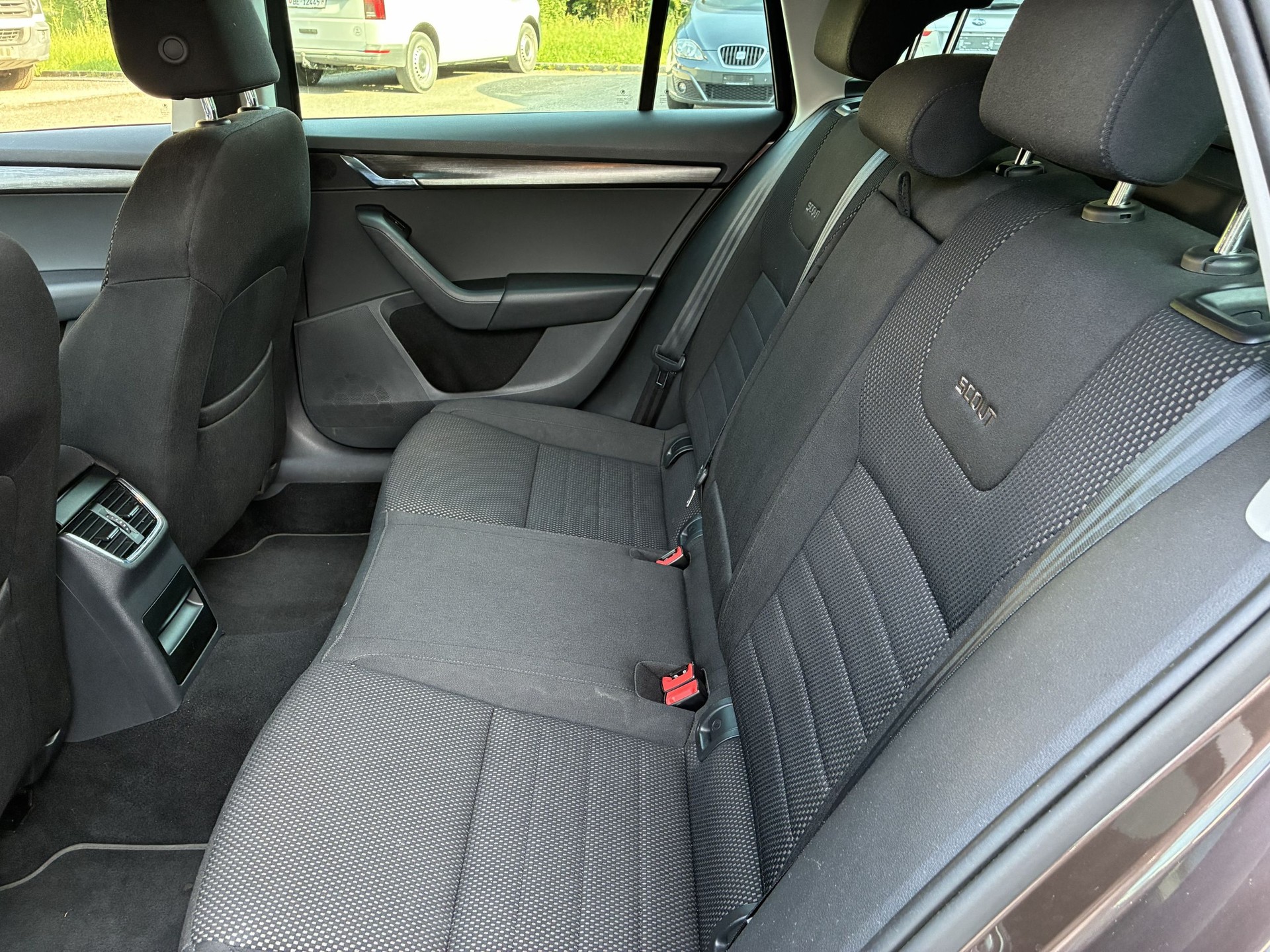 SKODA Octavia Combi 2.0 TDI Scout 4x4 DSG-image-9