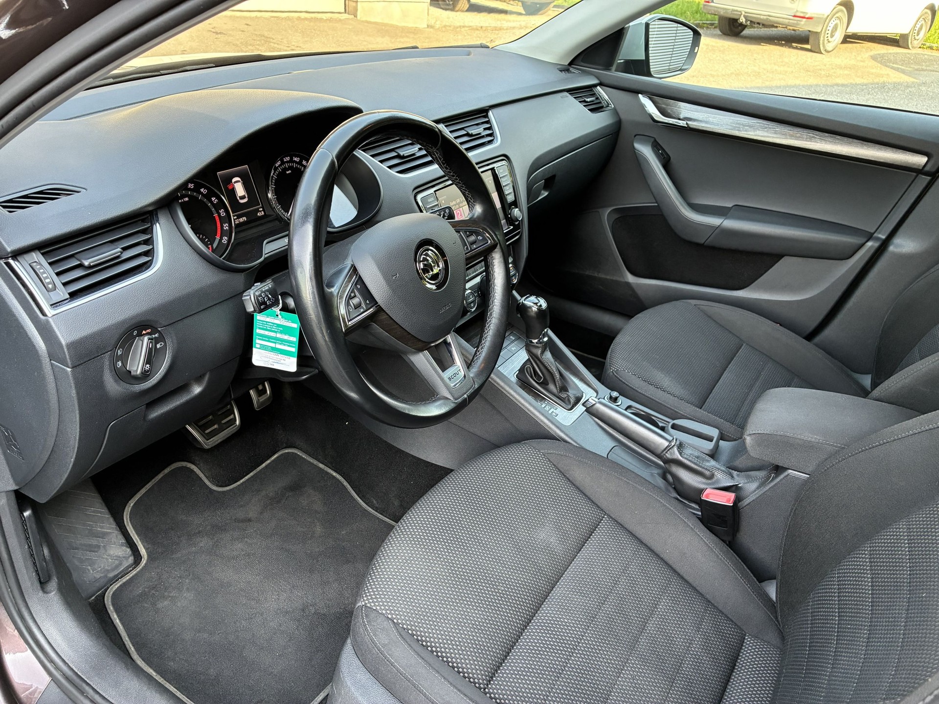 SKODA Octavia Combi 2.0 TDI Scout 4x4 DSG-image-11