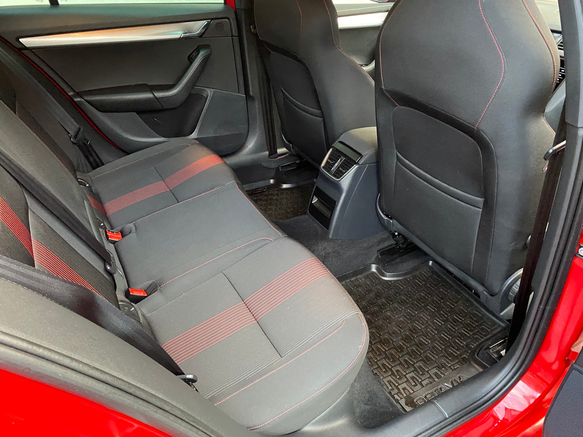 SKODA Octavia Combi 2.0 TSI Ambition 4x4 DSG-image-7