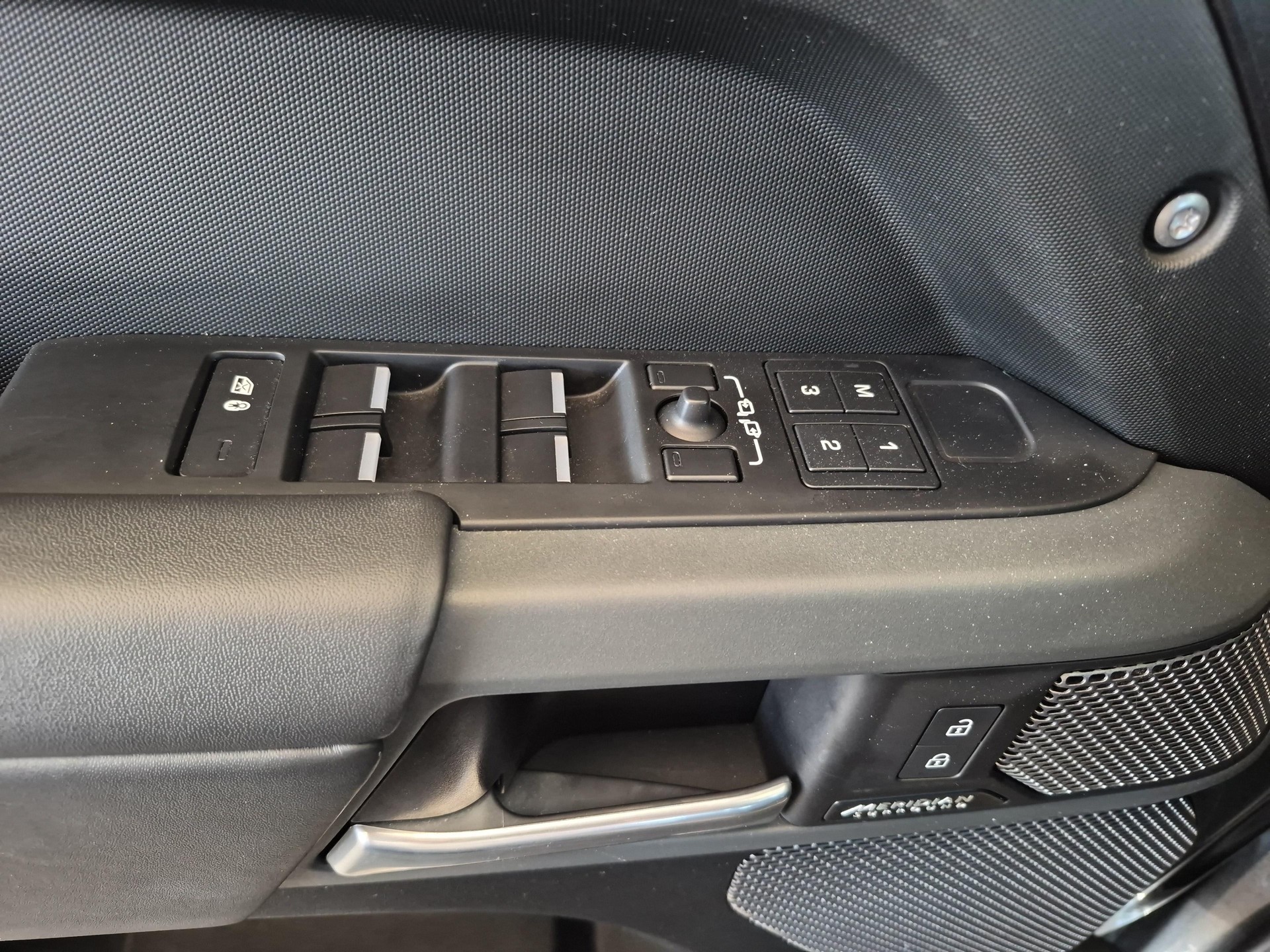 LAND ROVER Defender 110 2.0 P400e X-image-15