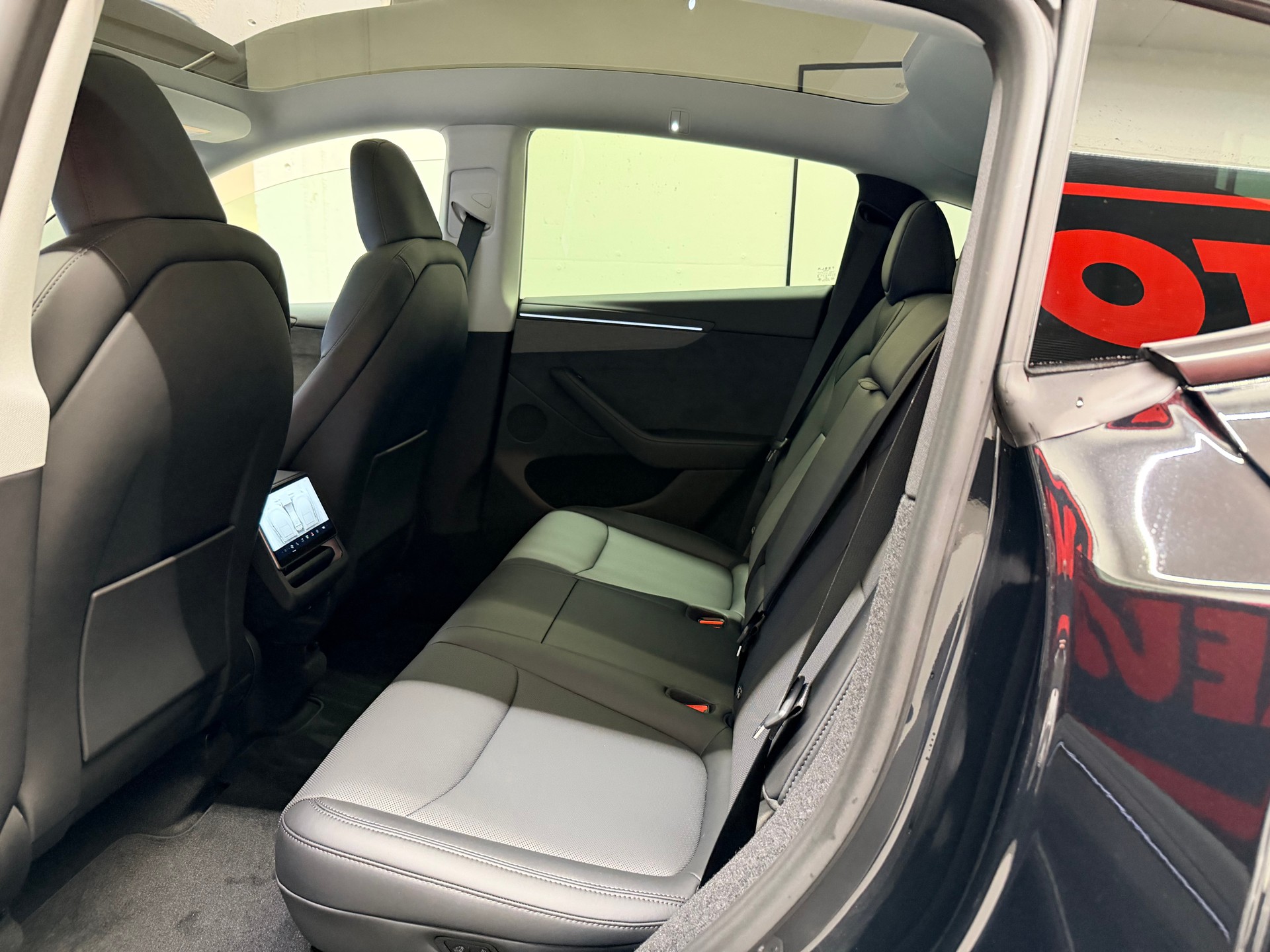TESLA Model Y Long Range Premium AWD-image-14
