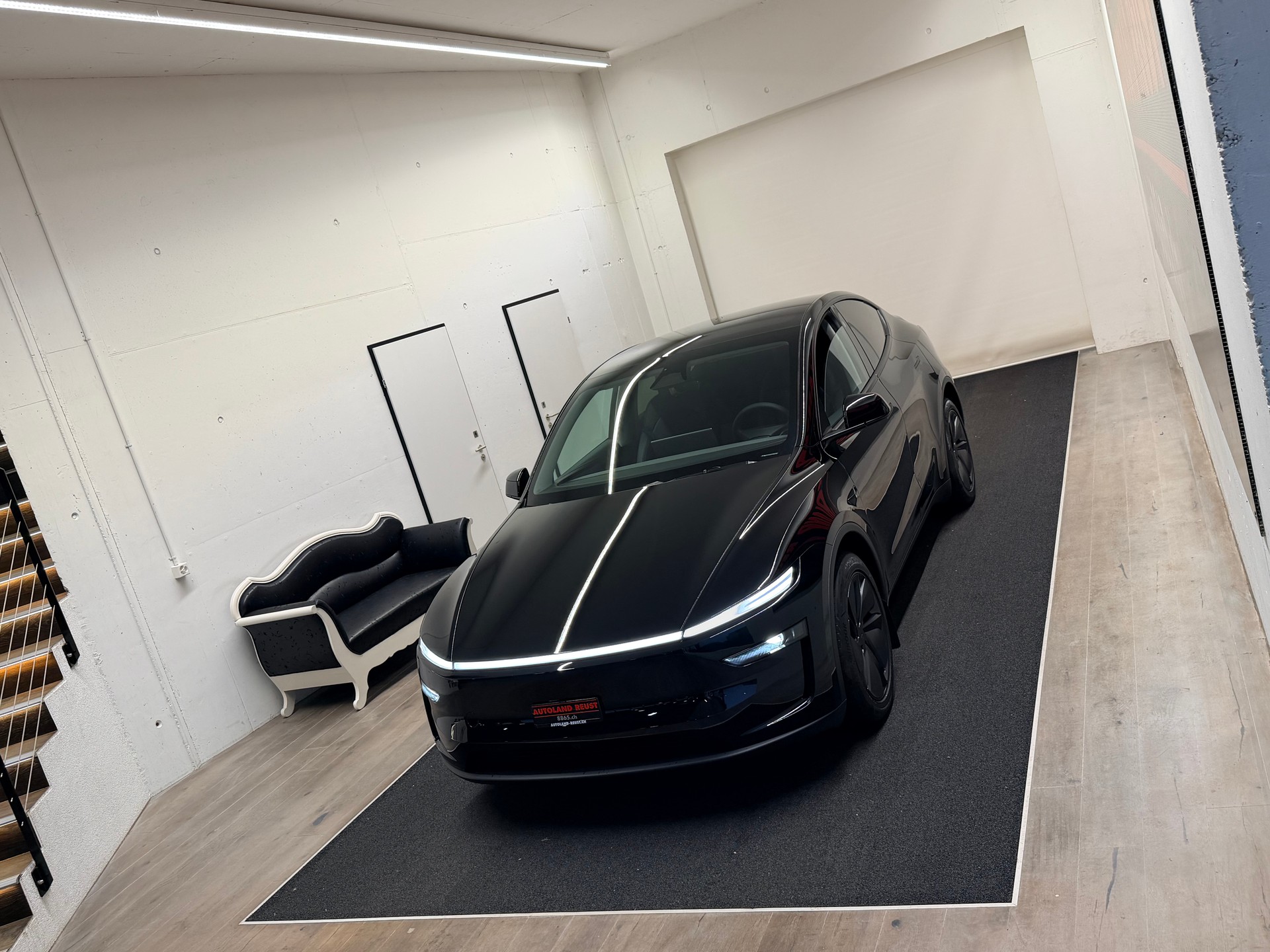 TESLA Model Y Long Range Premium AWD-showroom-element-3