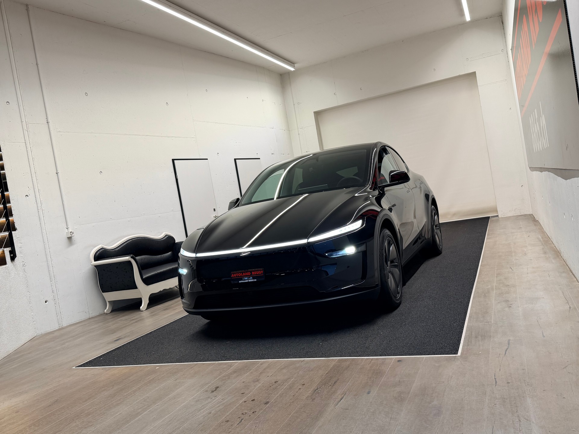 TESLA Model Y Long Range Premium AWD-showroom-element-2