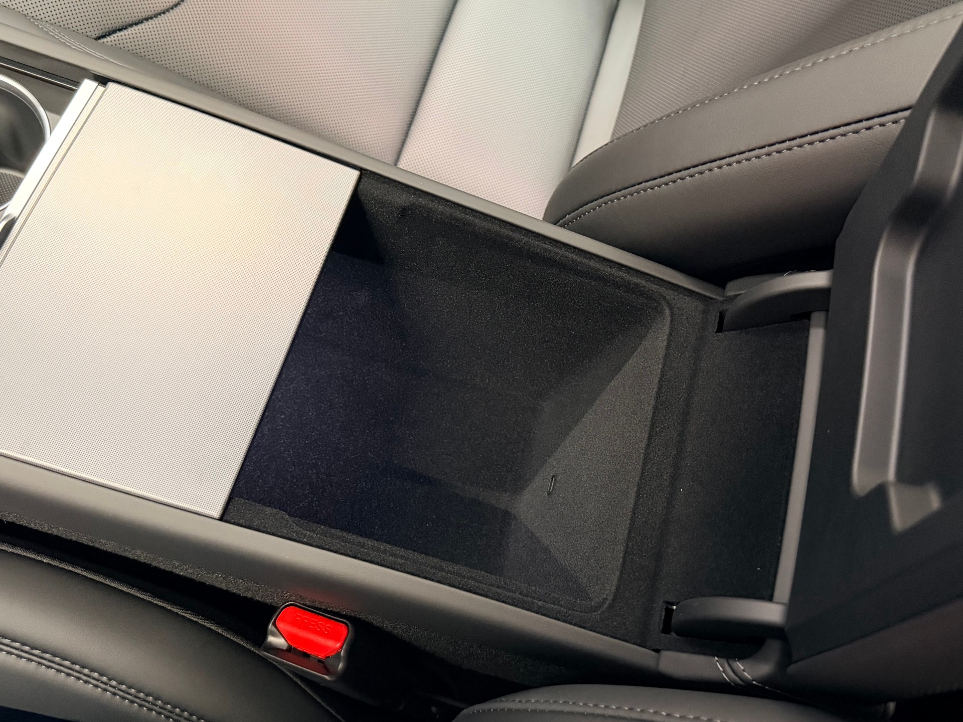 TESLA Model Y Long Range Premium AWD-image-27