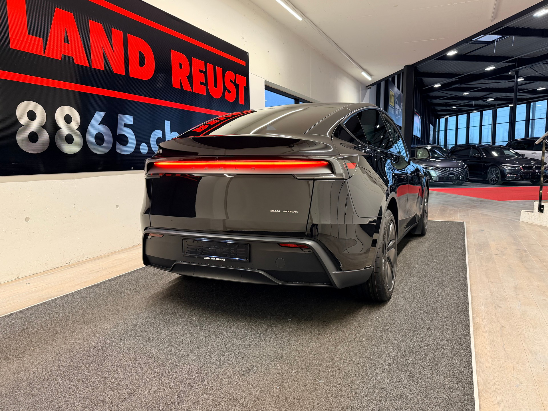 TESLA Model Y Long Range Premium AWD-image-5