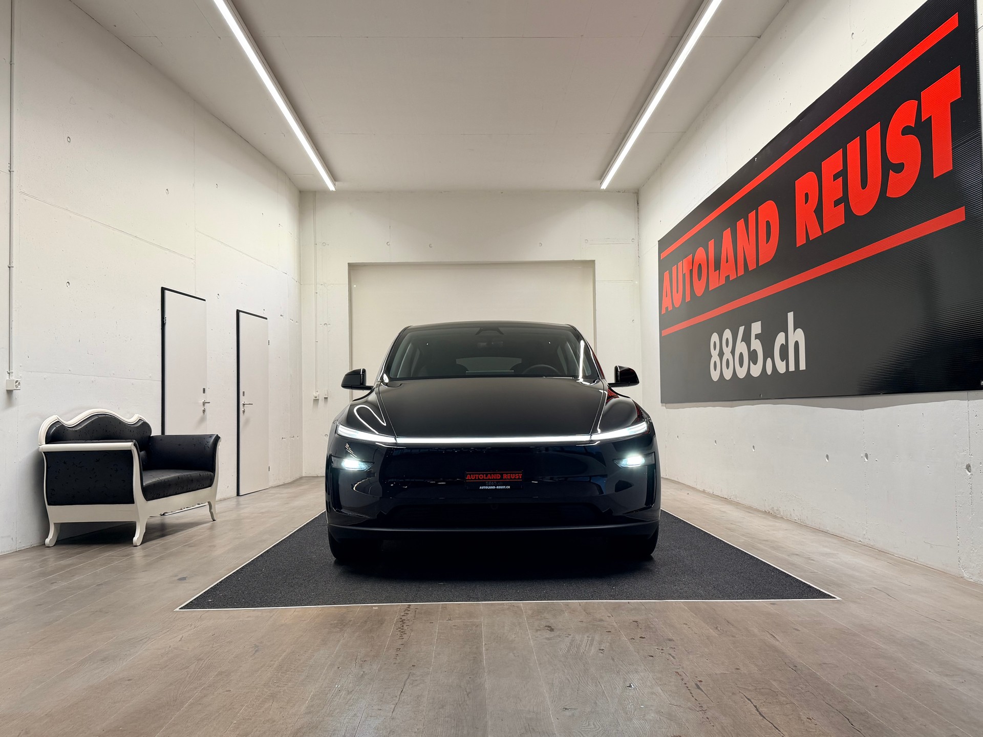 TESLA Model Y Long Range Premium AWD-showroom-element-1