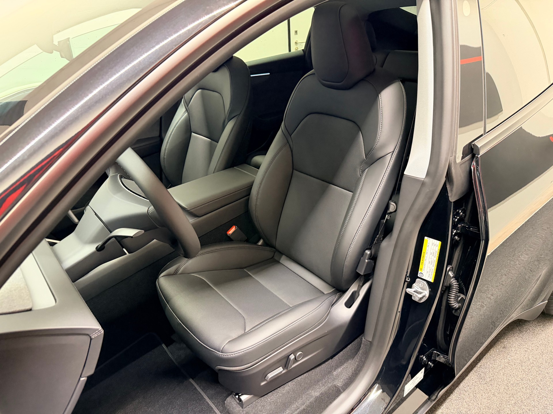 TESLA Model Y Long Range Premium AWD-image-13