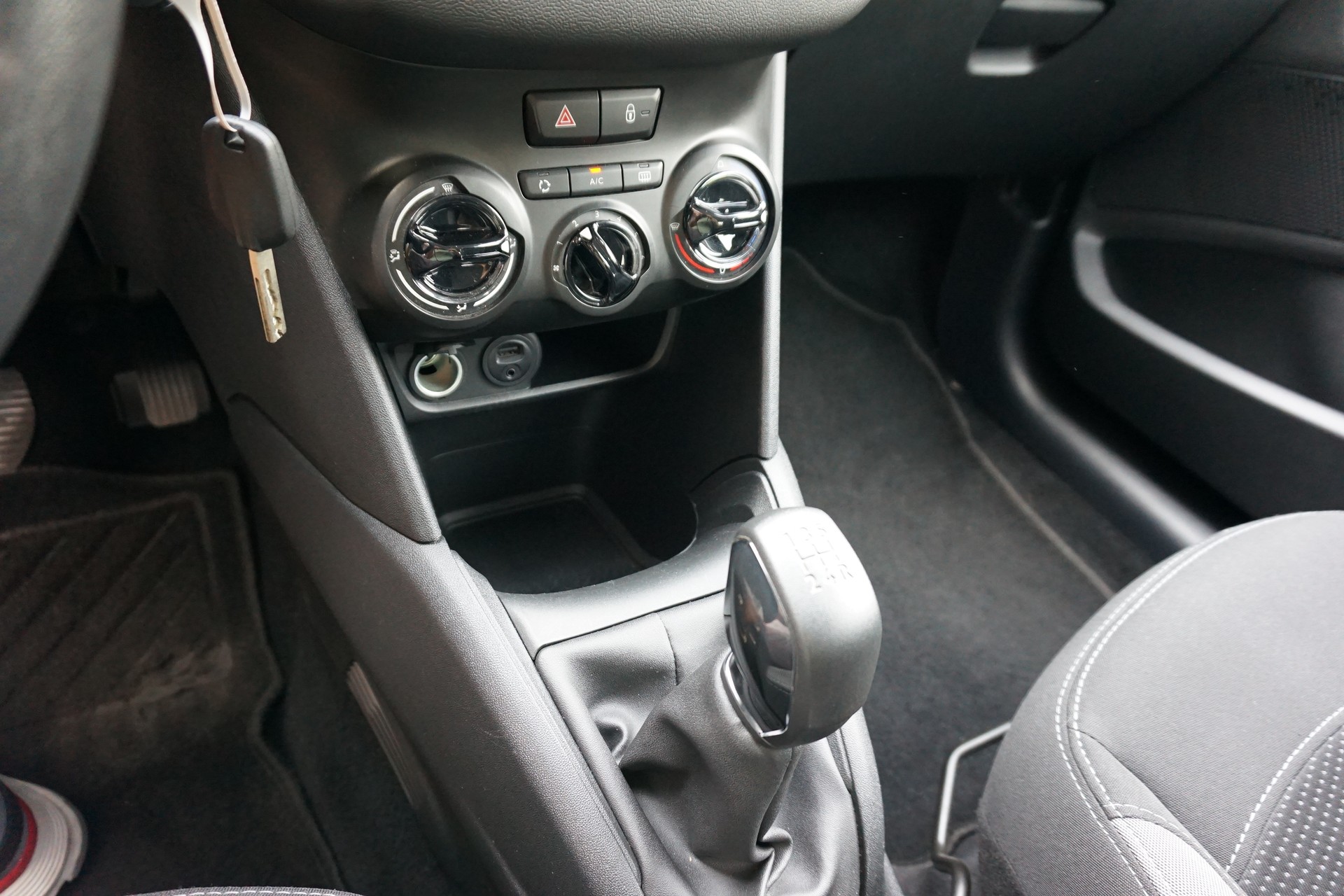 PEUGEOT 208 1.2 VTI Access-image-11