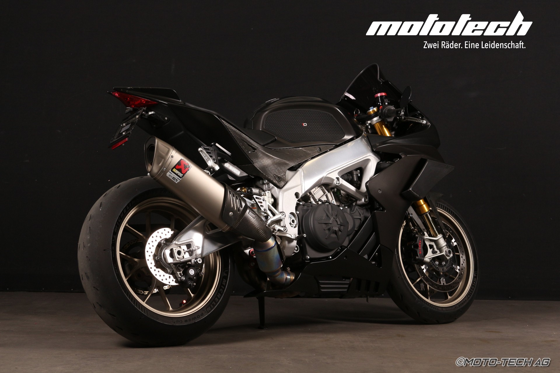 APRILIA RSV4 1100 Factory-showroom-element-1