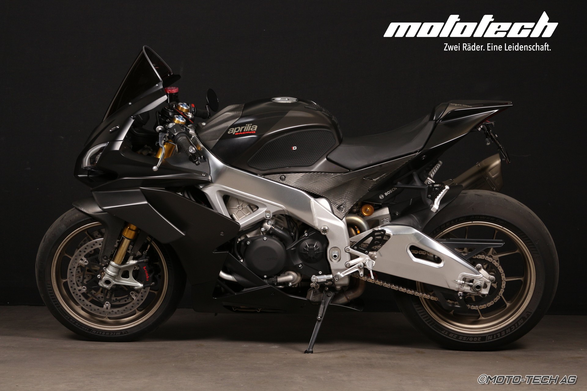 APRILIA RSV4 1100 Factory-showroom-element-3