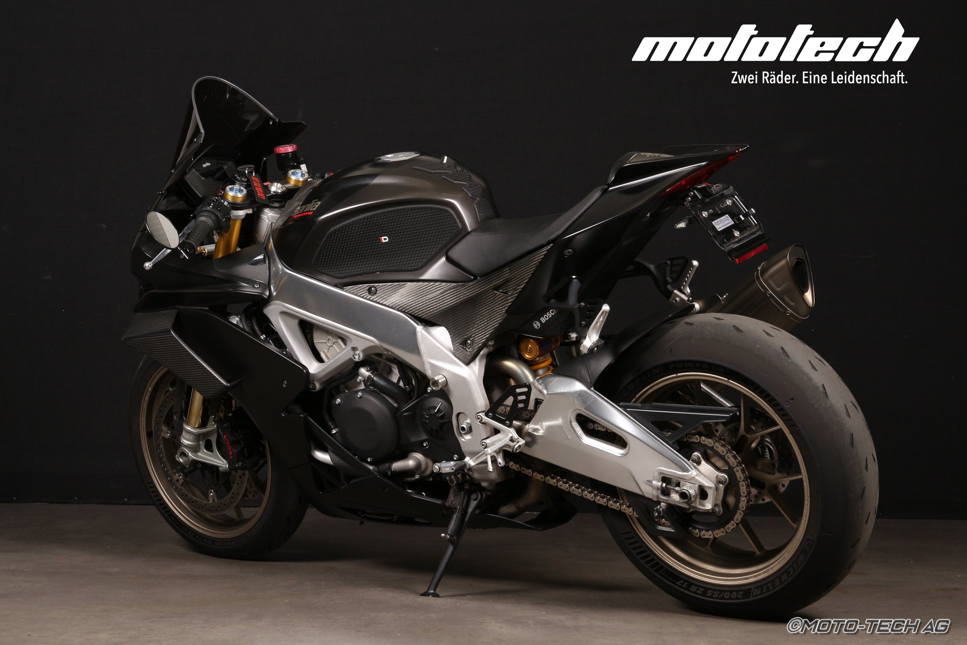 APRILIA RSV4 1100 Factory-showroom-element-2