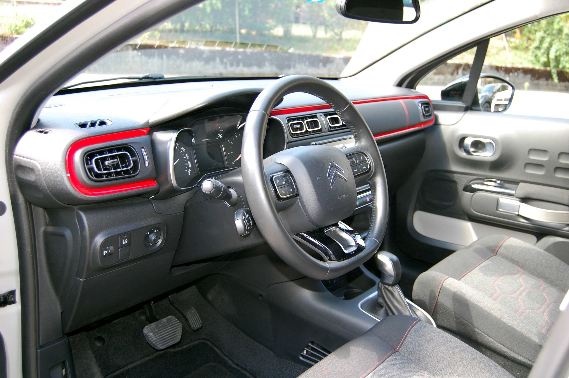 CITROEN C3 1.2i PureTech Shine EAT6-image-13