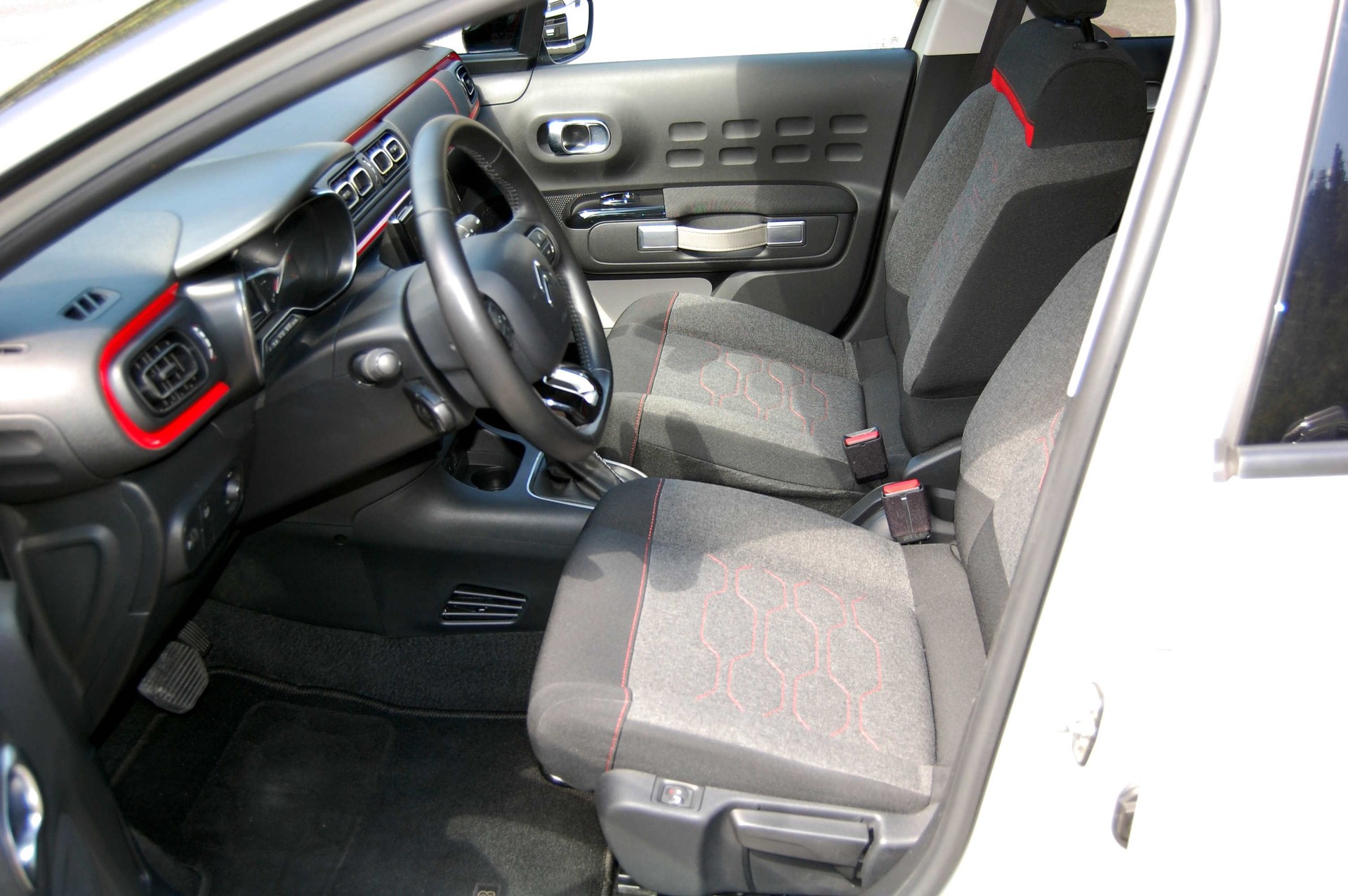 CITROEN C3 1.2i PureTech Shine EAT6-image-15