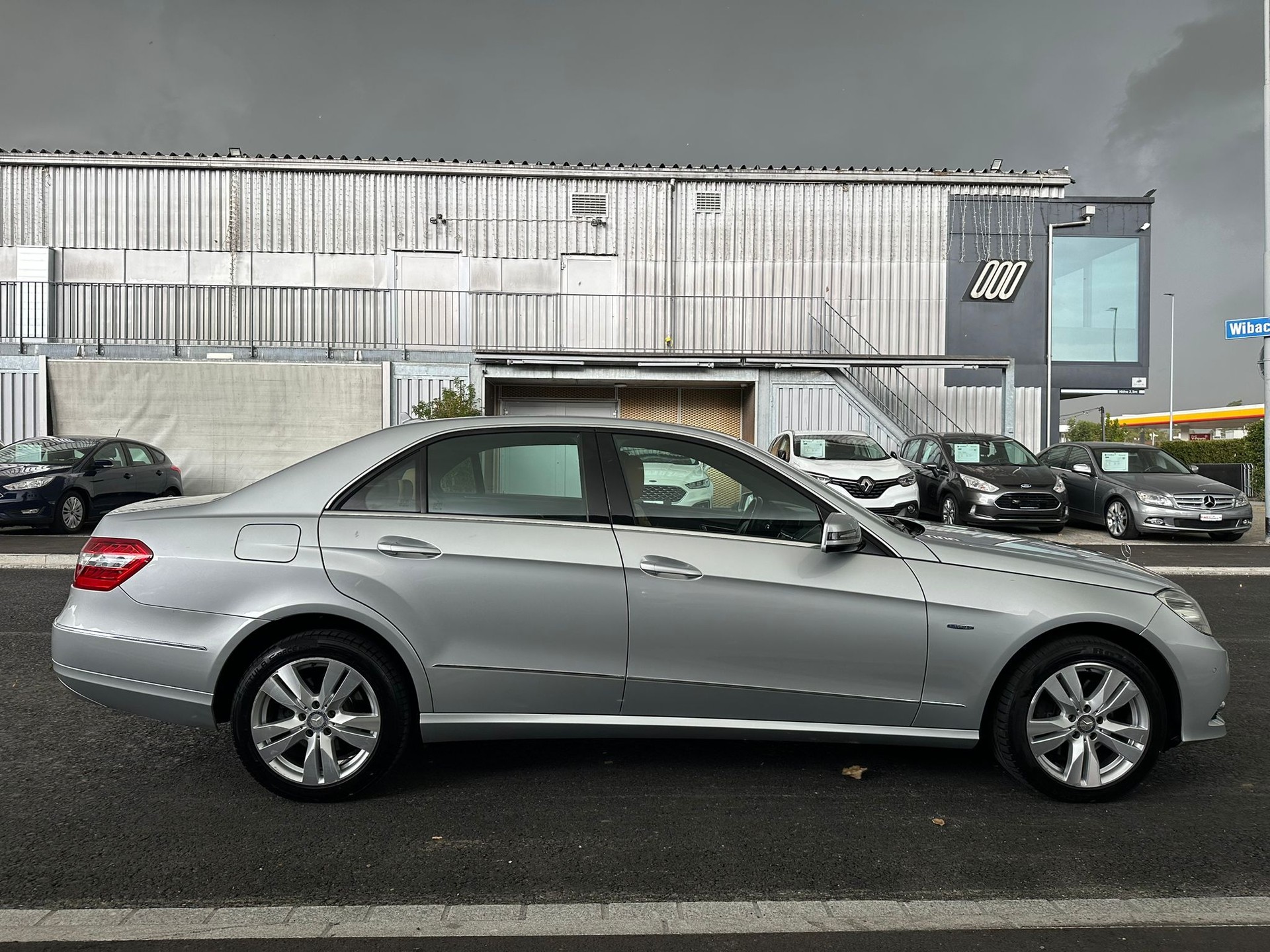 MERCEDES-BENZ E 350 CGI BlueEfficiency Avantgarde 7G-Tronic-image-4