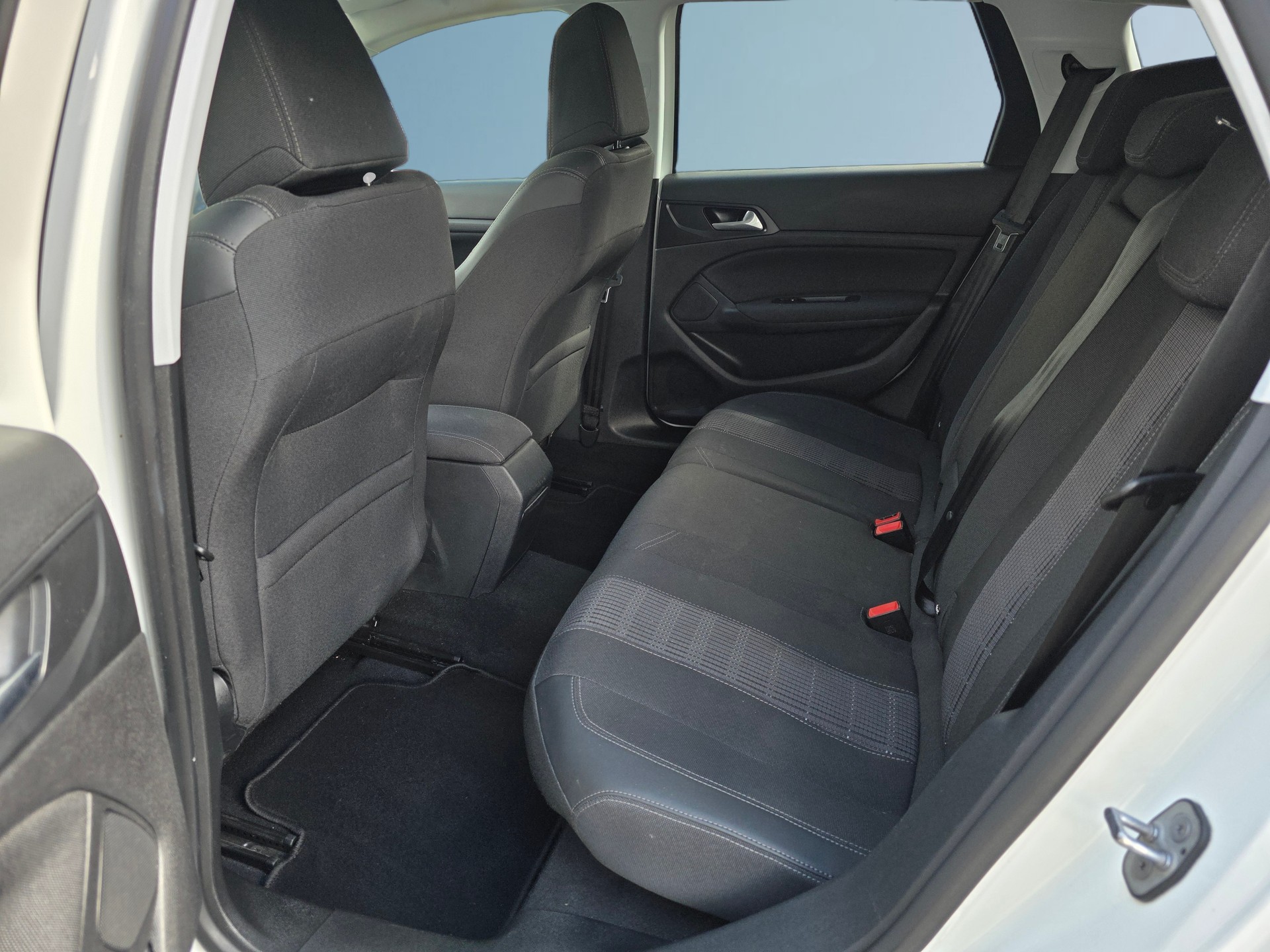PEUGEOT 308 SW 1.5 BlueHDI Allure EAT8 * CH-Fahrzeug * Frisch ab MFK * 8-Fach *-image-19