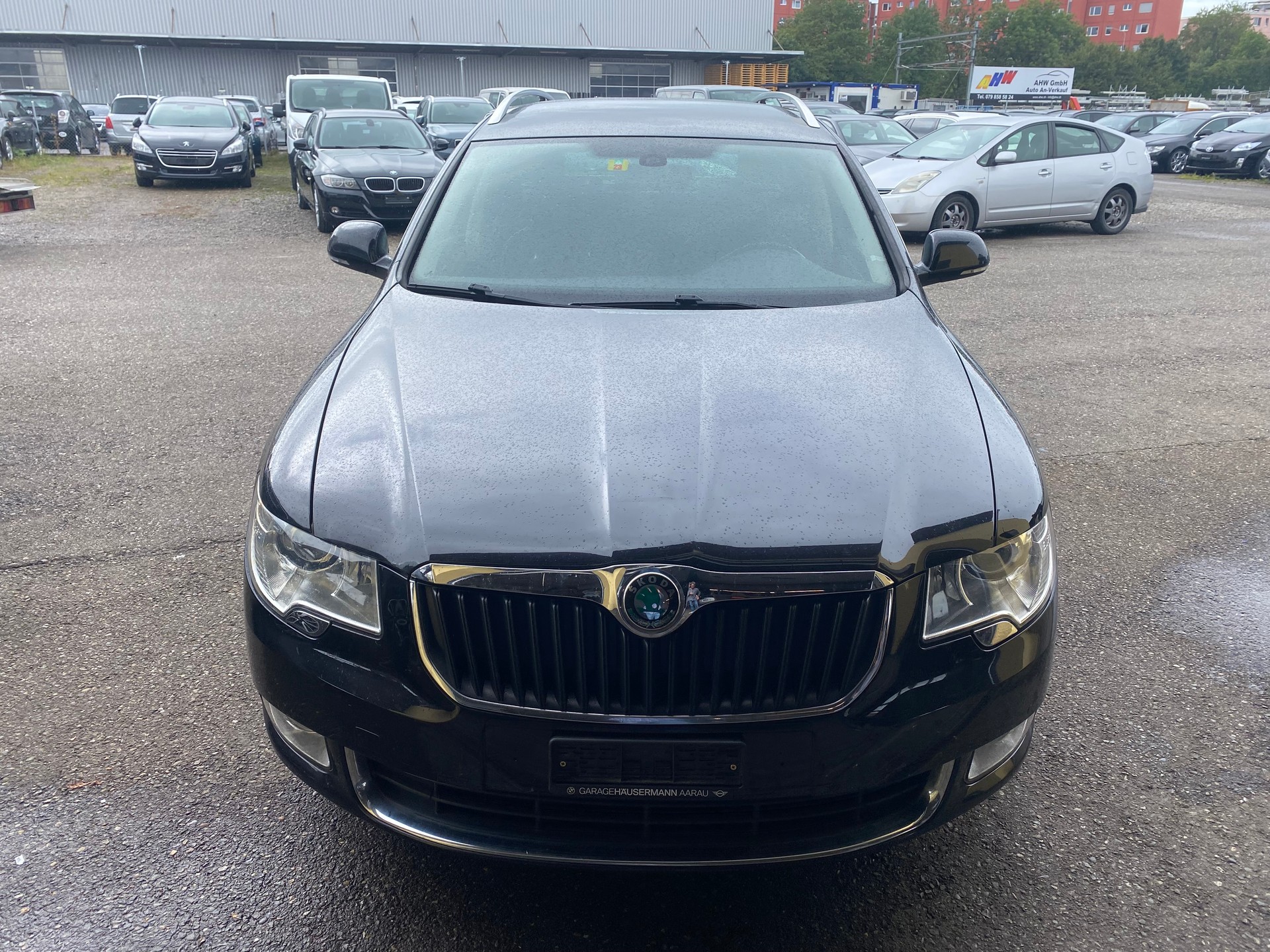 SKODA Superb Combi 2.0 TDi Elegance 4x4-image-0