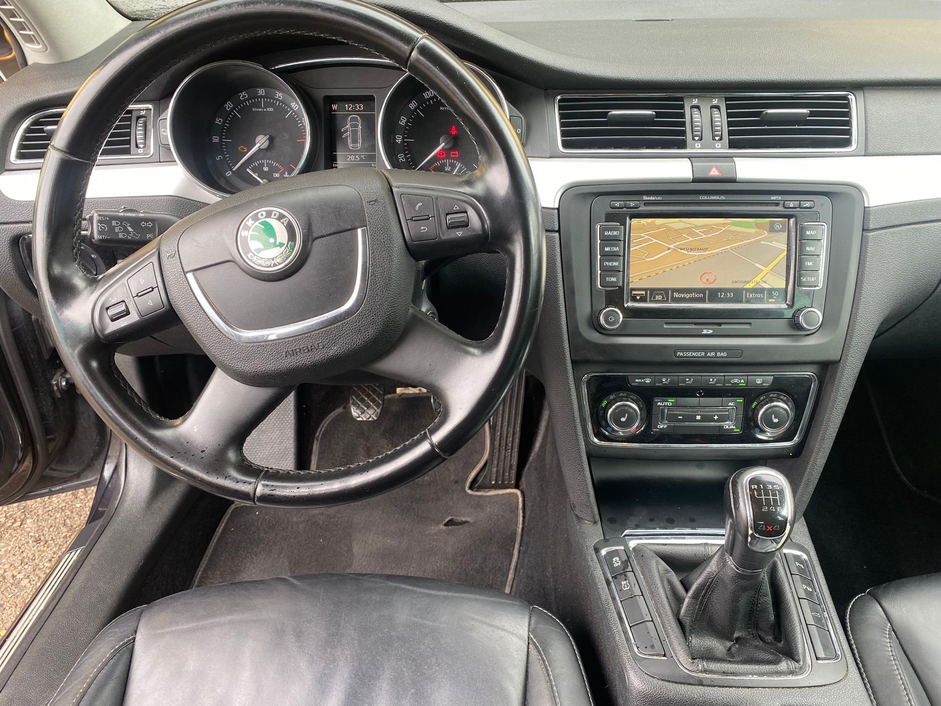 SKODA Superb Combi 2.0 TDi Elegance 4x4-image-8