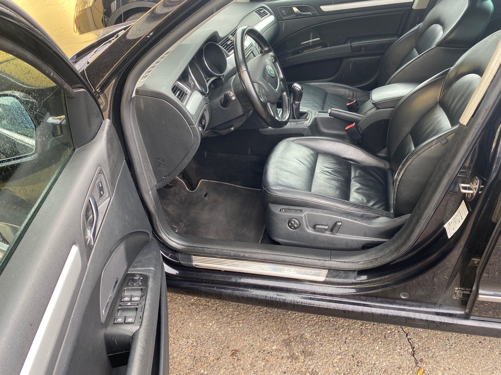 SKODA Superb Combi 2.0 TDi Elegance 4x4-image-6