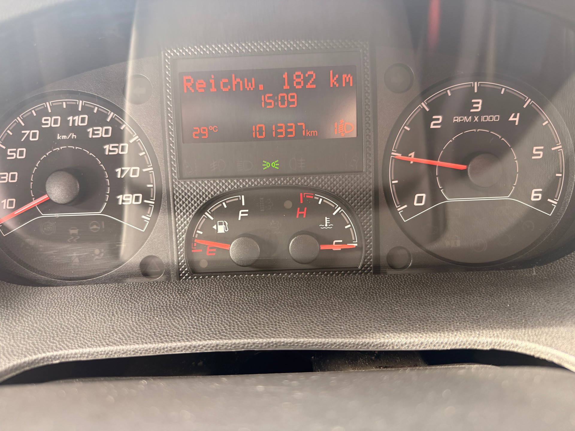 PEUGEOT 2.0 BlueHDi 130 Active-image-3