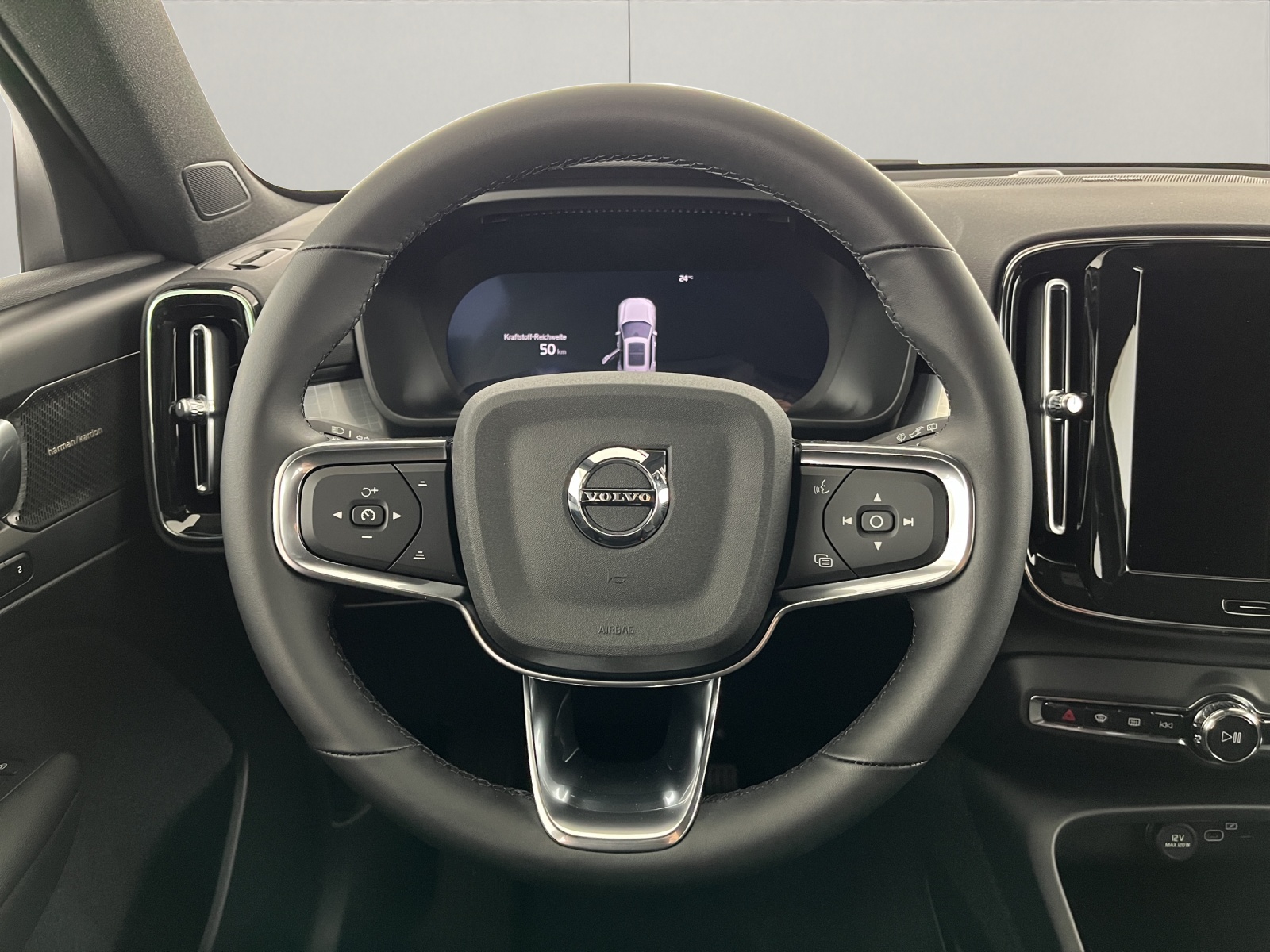 VOLVO XC40 2.0 B3 MH Plus Dark-image-13