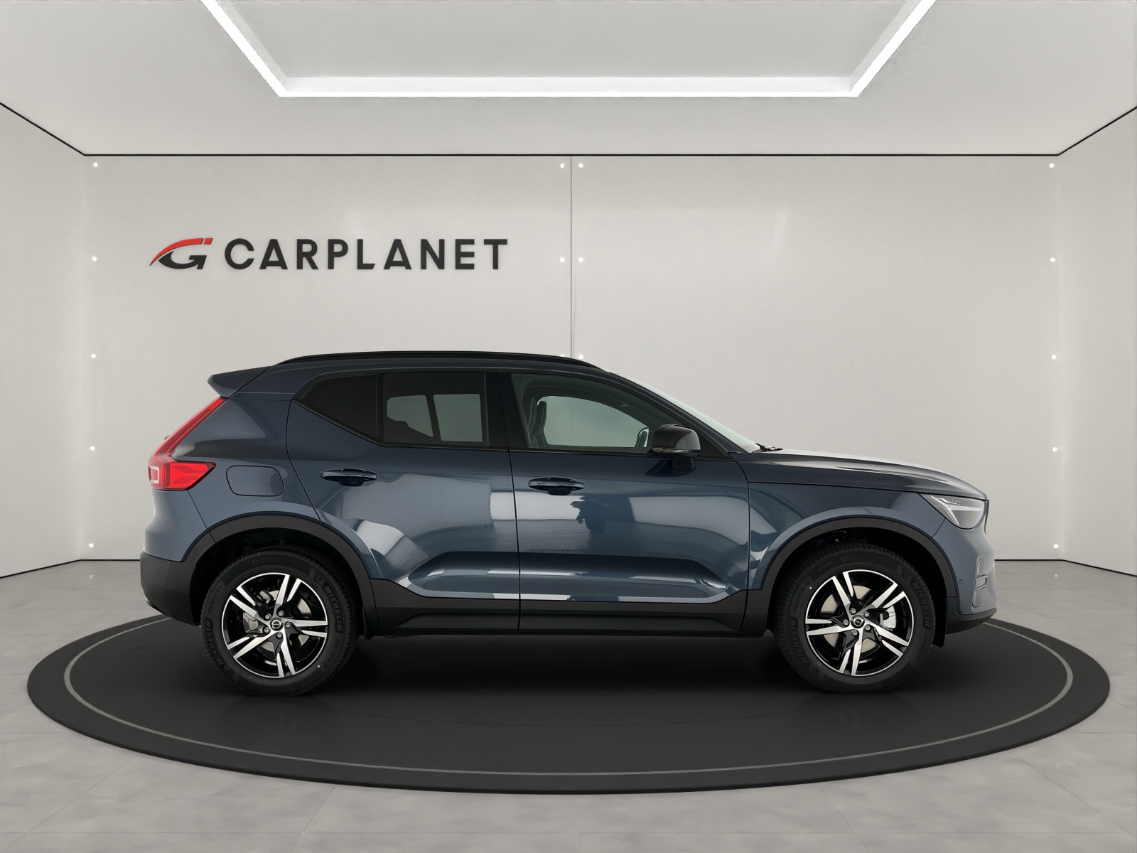 VOLVO XC40 2.0 B3 MH Plus Dark-showroom-element-1