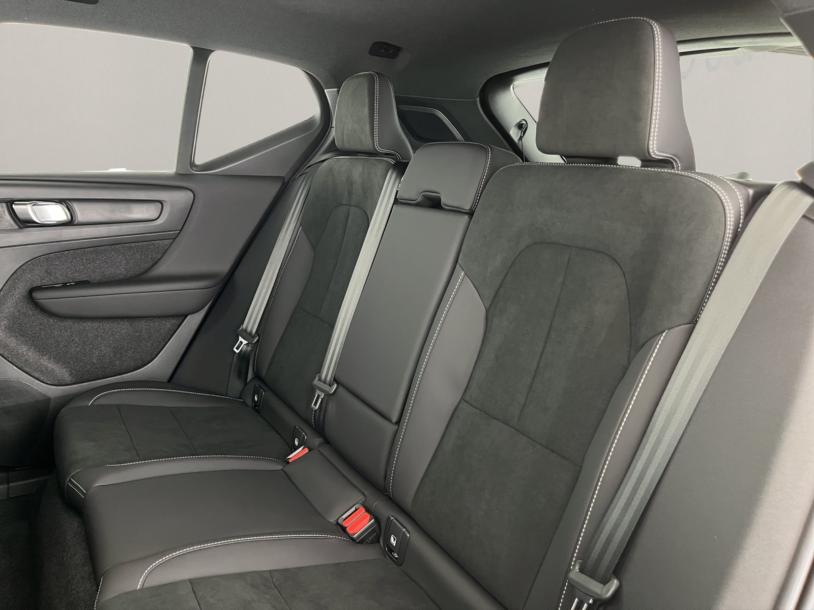 VOLVO XC40 2.0 B3 MH Plus Dark-image-11