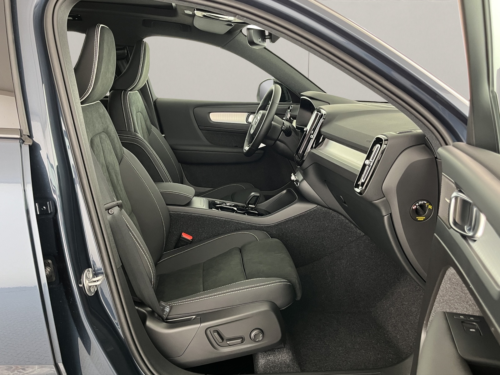 VOLVO XC40 2.0 B3 MH Plus Dark-image-9