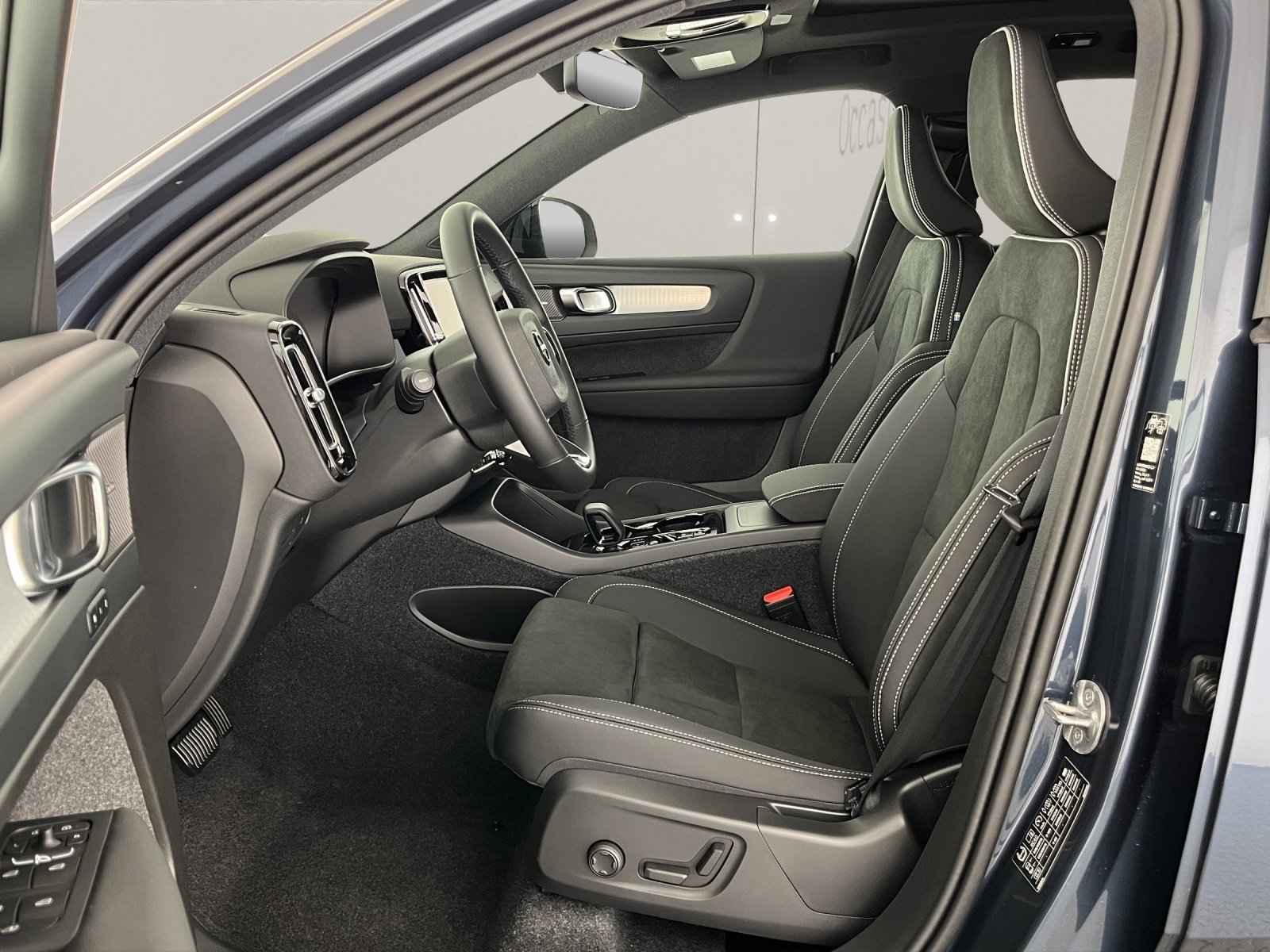 VOLVO XC40 2.0 B3 MH Plus Dark-image-8