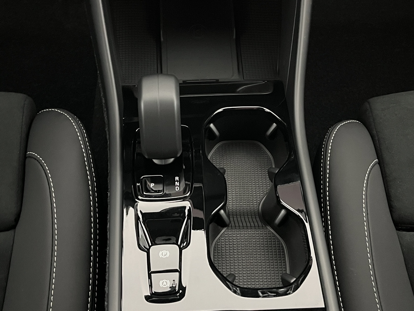 VOLVO XC40 2.0 B3 MH Plus Dark-image-15