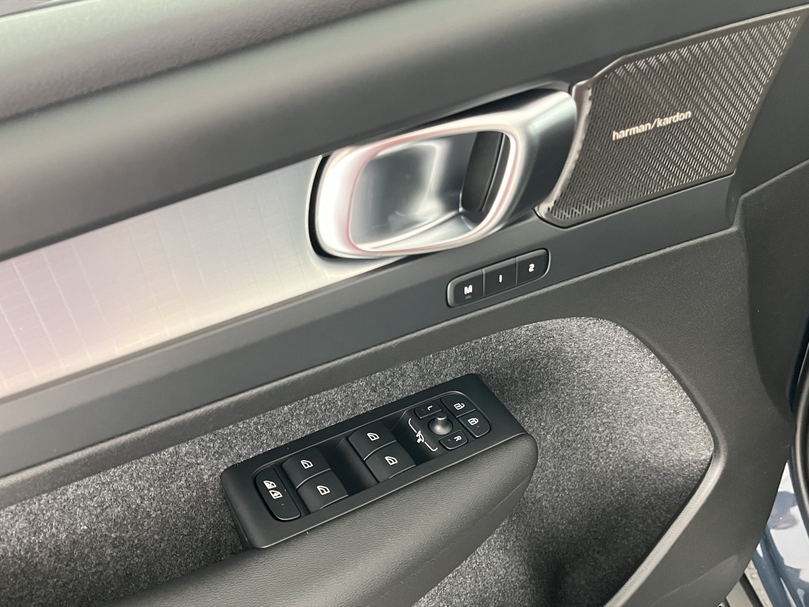VOLVO XC40 2.0 B3 MH Plus Dark-image-16