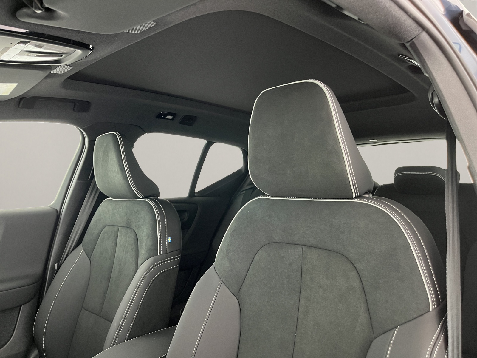 VOLVO XC40 2.0 B3 MH Plus Dark-image-10