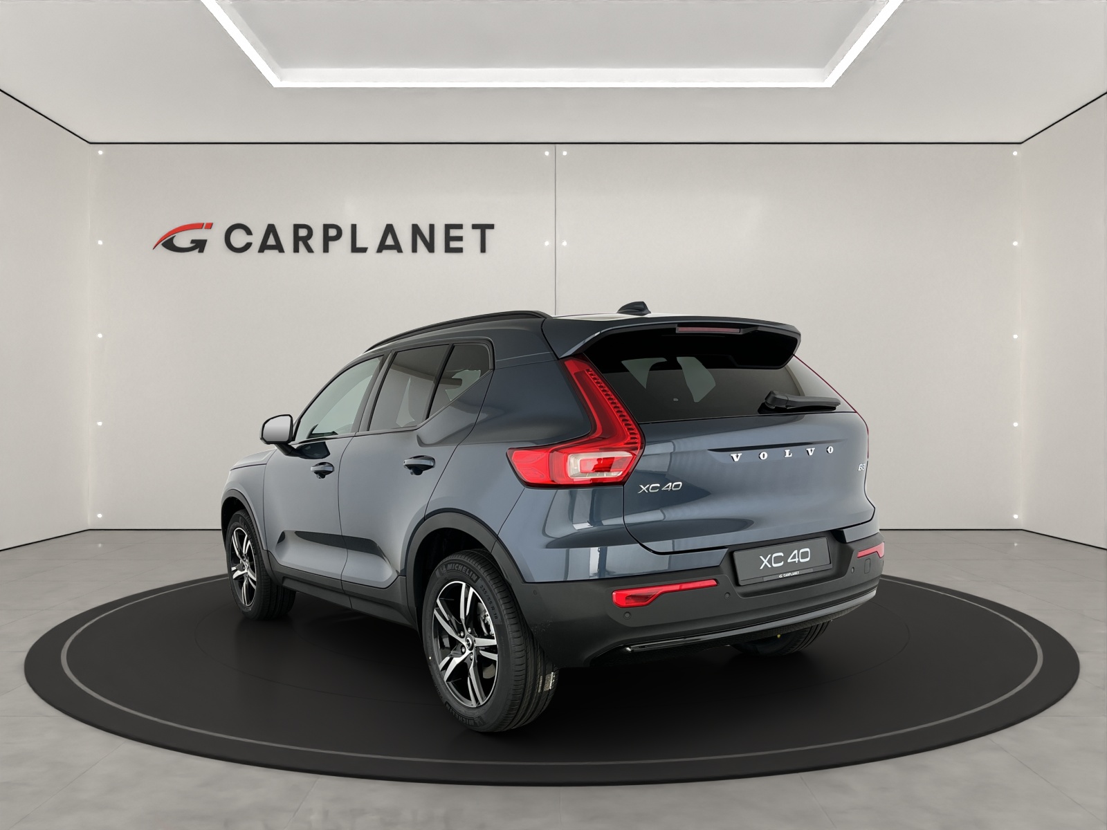 VOLVO XC40 2.0 B3 MH Plus Dark-showroom-element-3