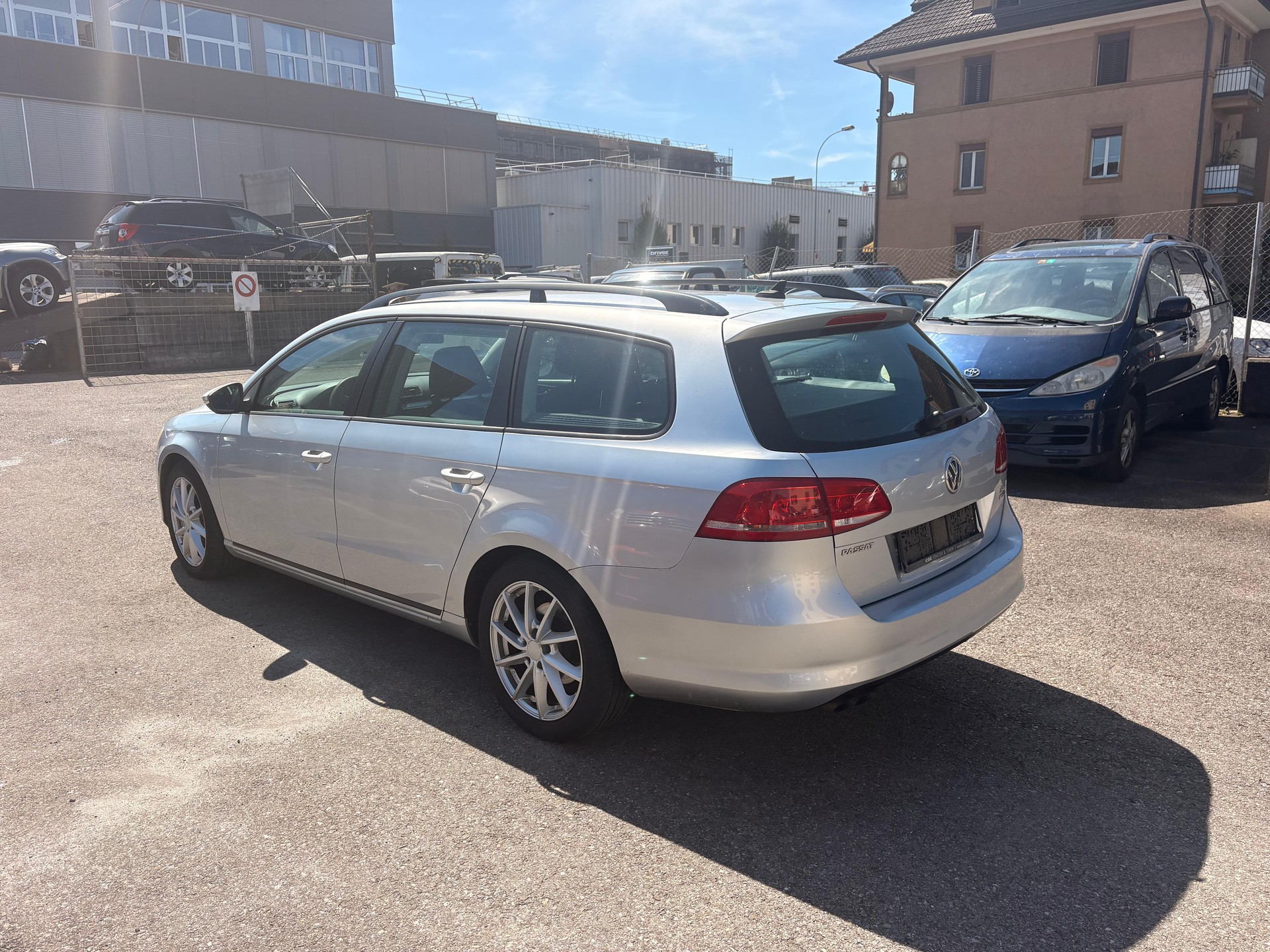 VW Passat Variant 2.0 TDI BMT Trendline-image-2