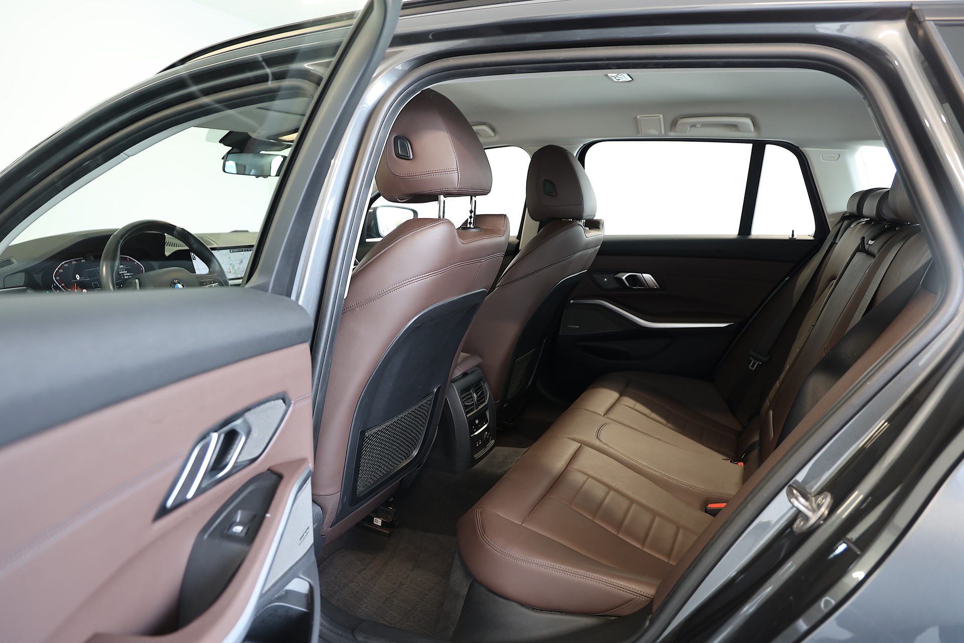 BMW 330i xDrive Touring-image-15