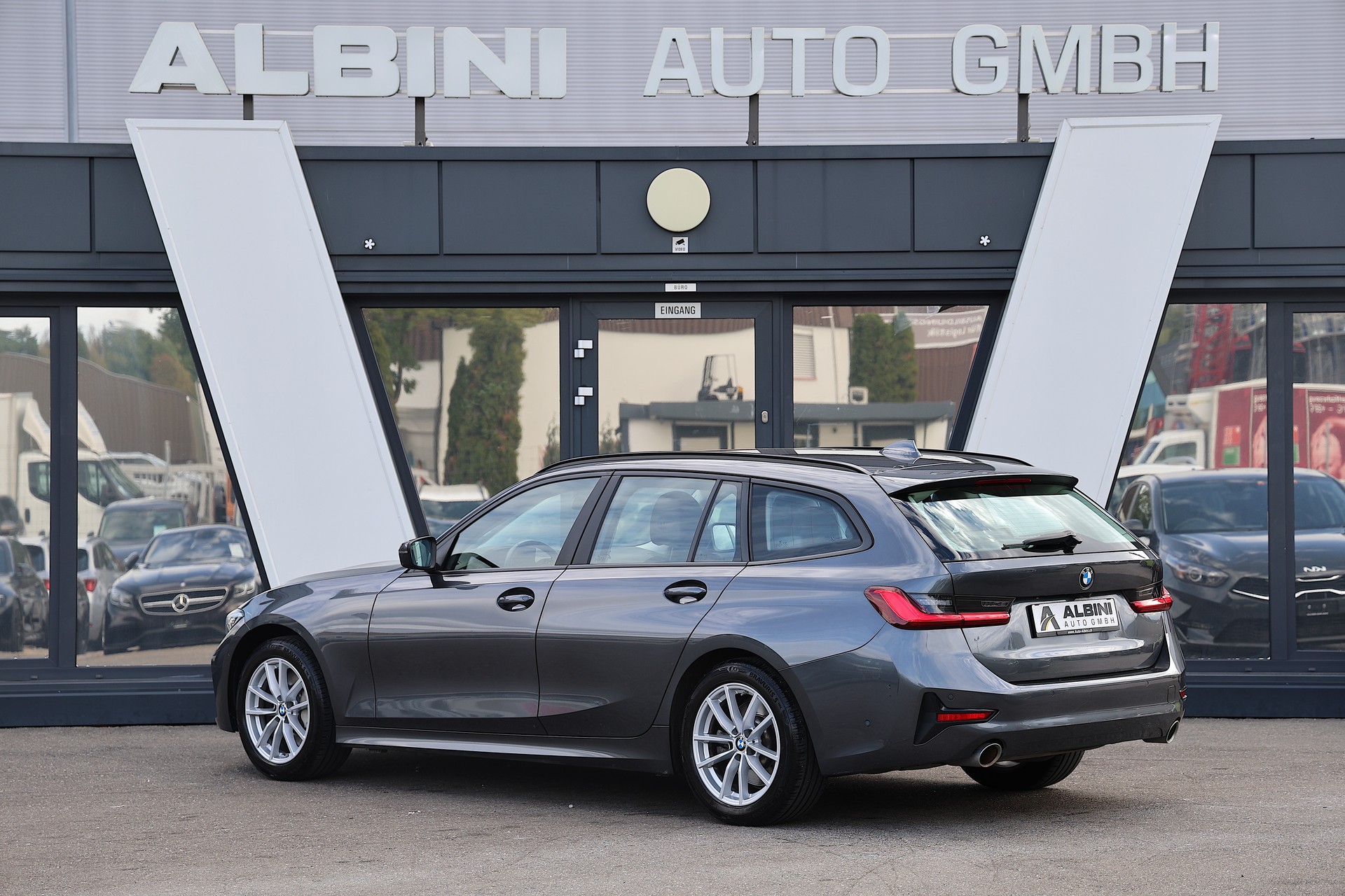 BMW 330i xDrive Touring-image-2