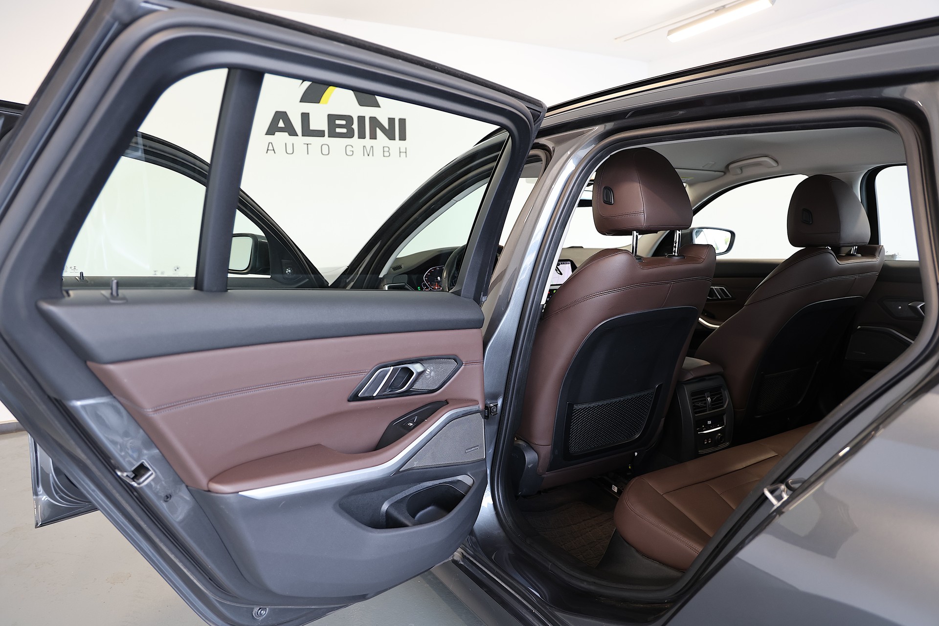 BMW 330i xDrive Touring-image-14