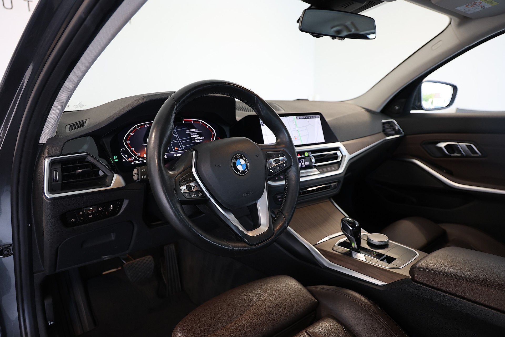 BMW 330i xDrive Touring-image-7