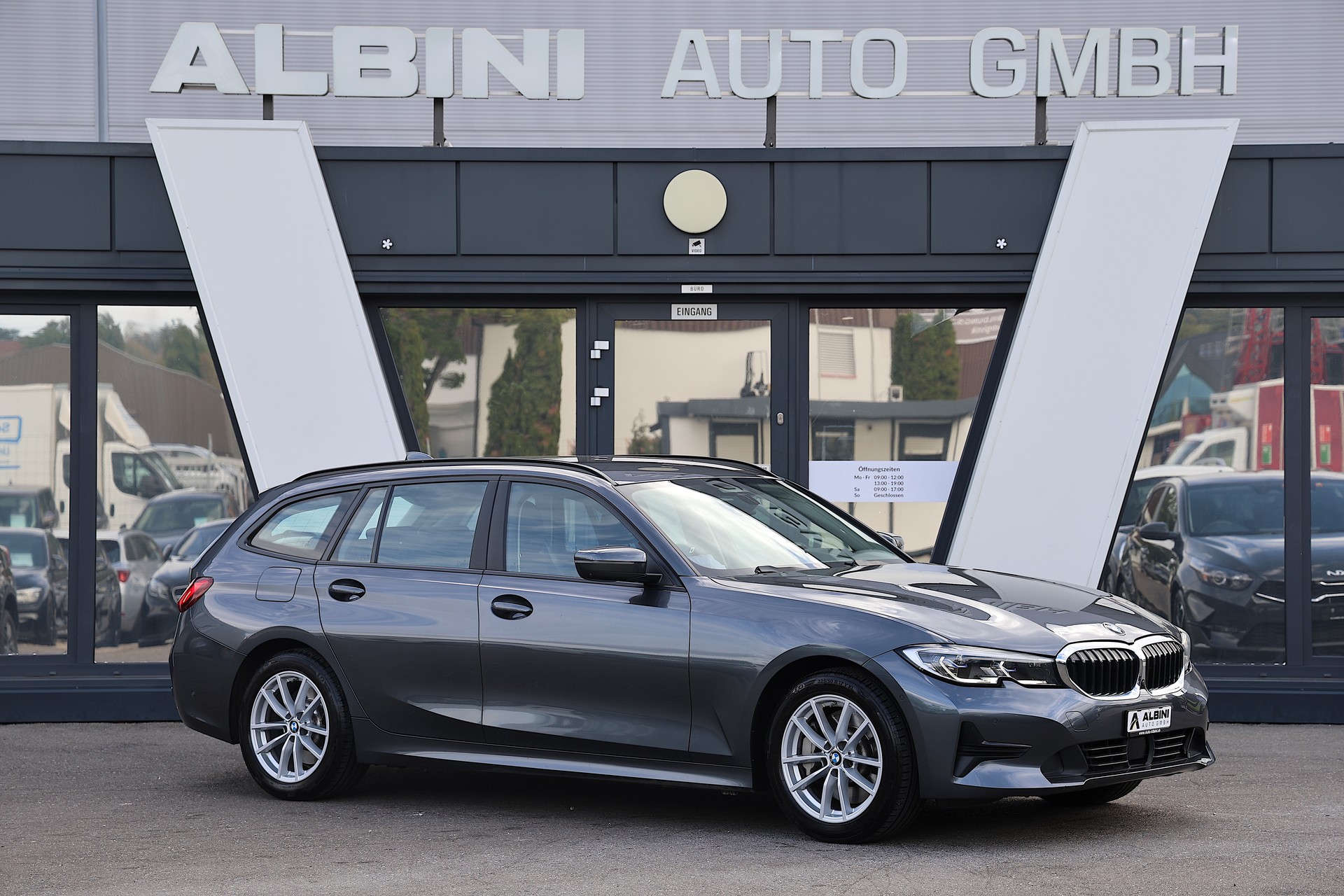 BMW 330i xDrive Touring-image-1