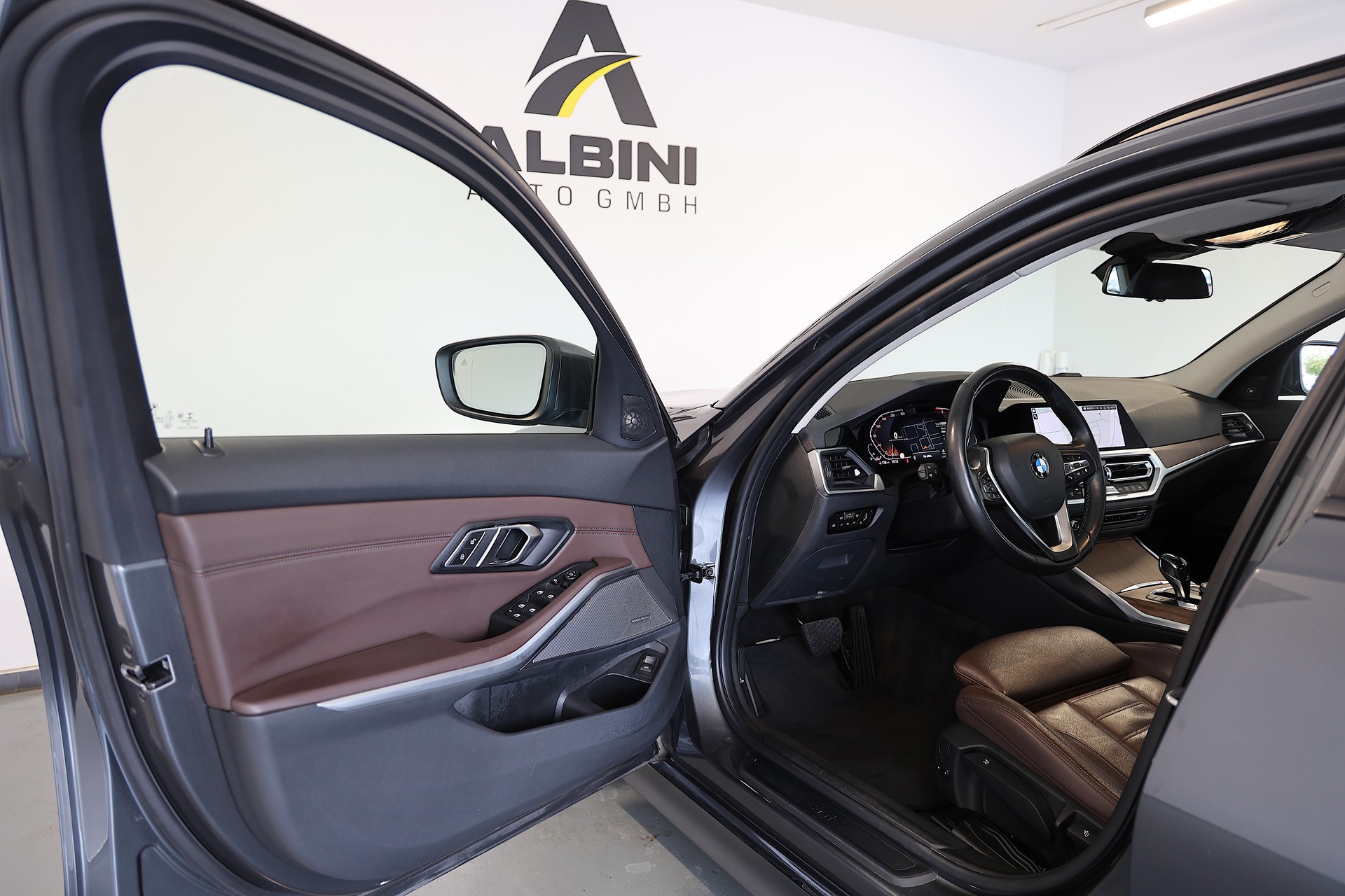 BMW 330i xDrive Touring-image-4