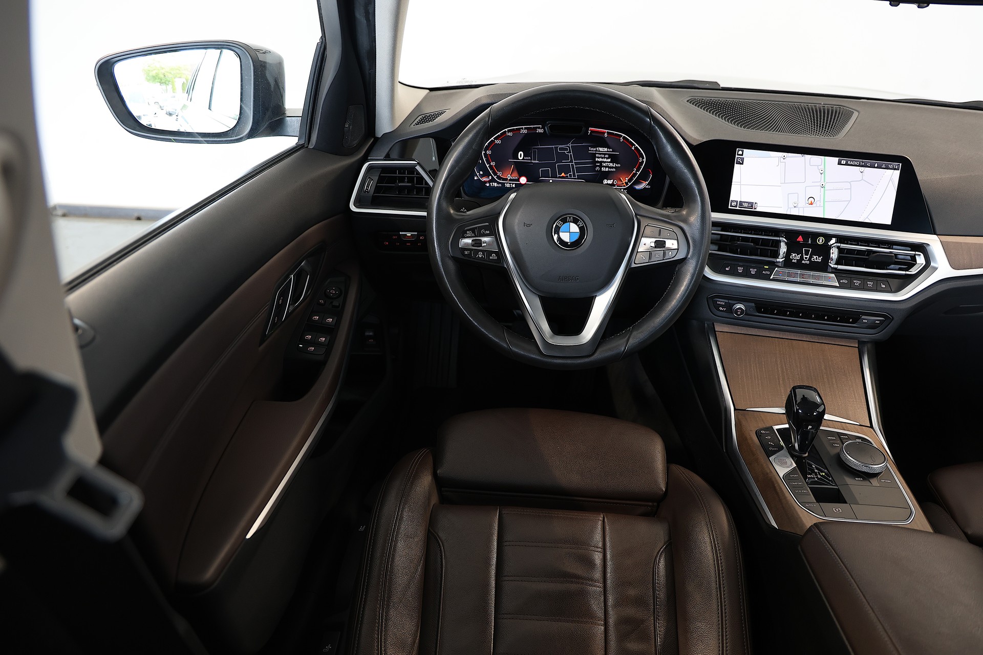BMW 330i xDrive Touring-image-8