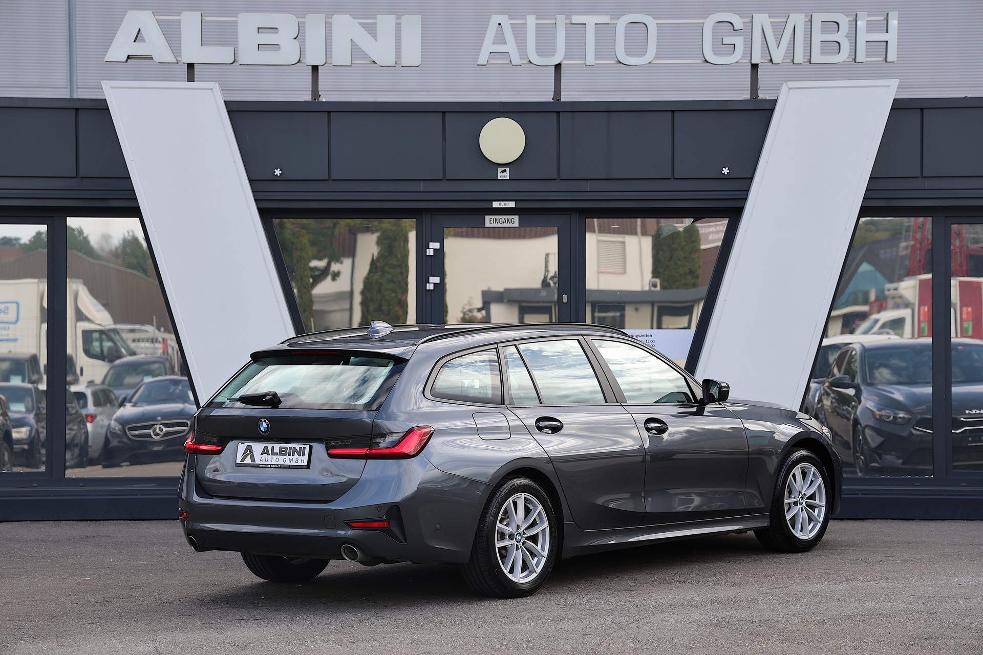 BMW 330i xDrive Touring-image-3