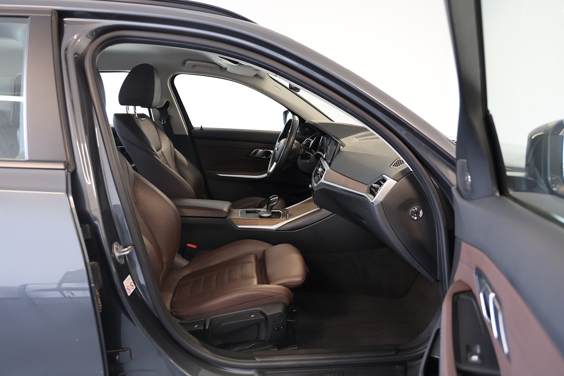 BMW 330i xDrive Touring-image-11