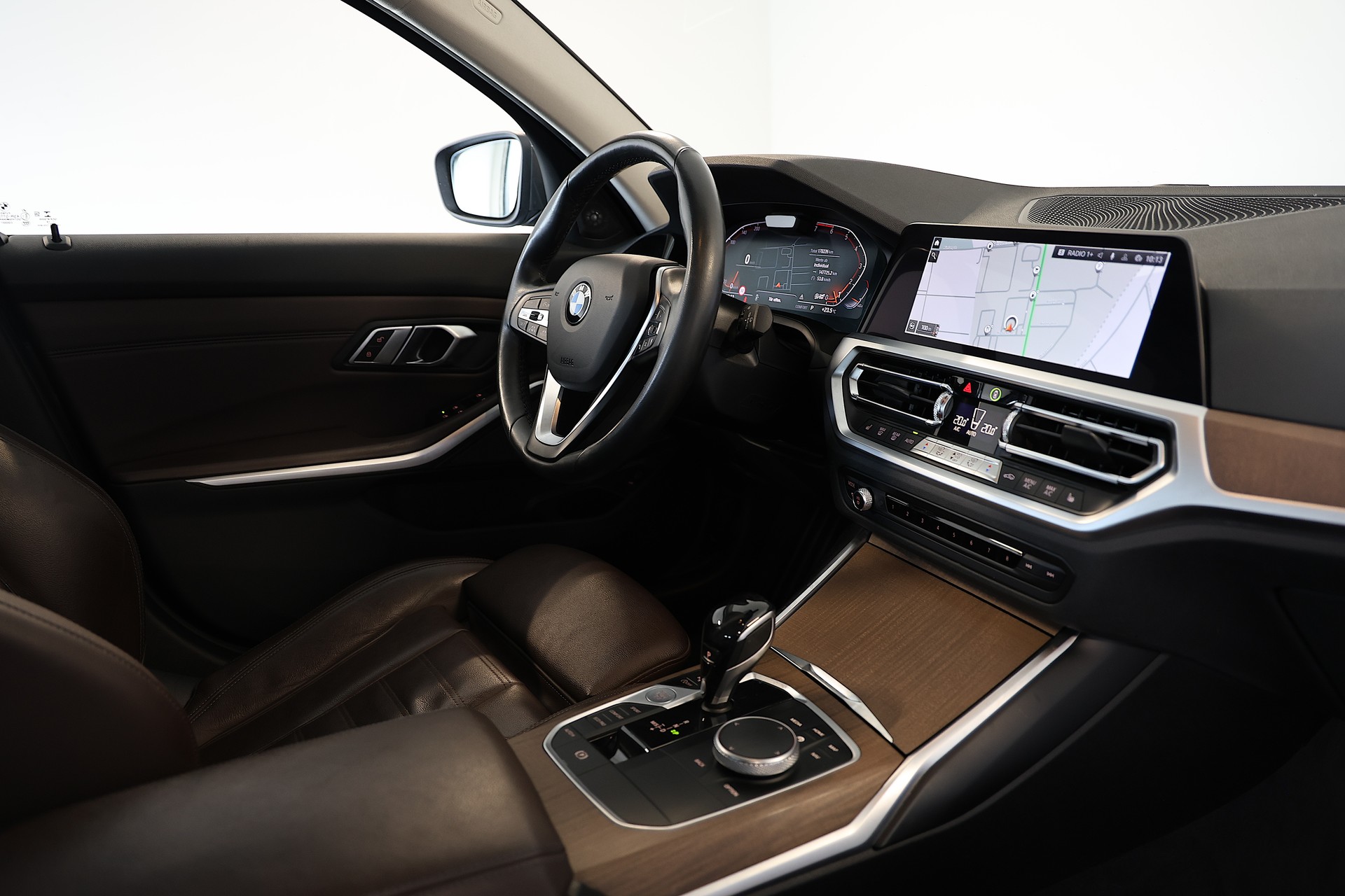 BMW 330i xDrive Touring-image-12